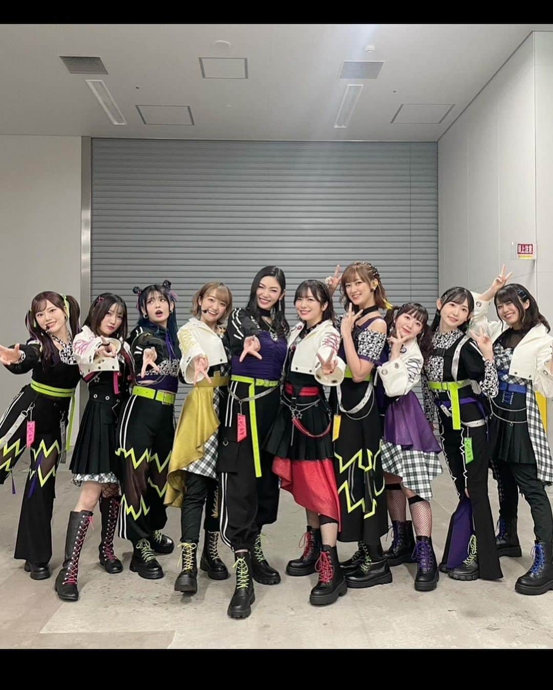 西本りみさんのインスタグラム写真 - (西本りみInstagram)「#バンドリ11thライブ ありがとうございました！！！  RASさんとのショーケース形式なライブでした。  コラボが盛りだくさんで、私はRASさんにデクラレで参加しました。  曲を選んでくださったのはスタッフさんなのですが、より私のROCKさが活かされるようにと選曲してくださったんです…！！！  私の個人イベントやお仕事をご覧の方には見慣れた姿だったと思うんだけど、バンドリーマーのみんなには新鮮な方も多かったのかな？  これが本当の私です。笑  …いや語弊があるな。笑 いつものぼけ〜っとした引きこもり西本も嘘偽りない私なのですが。  音楽を始めた途端にスイッチが入り、ROCK西本が降臨します。 驚いた方もいたかもしれませんが、自分がやってきた音楽がROCKだったので、本来の全開な姿をお見せできて、光栄の極みでした。  ポピパの方でも、何か挑戦というか、レベルアップをしたくて、アコースティックver.の曲以外では初めてフレットレスベースを使いました。  音に深みが出て、よりニュアンスを伝えられ、何よりその音がウットリするほど魅力的なフレットレス。 私の秘密兵器です。  そしてアンコールのEXPOSE 'Burn out!!!'では、 5年越しくらいの念願の秘蔵っ子、“ダークグラス”というエフェクターを使いました。  メインベースをRaychellさんが弾いてくださるので、私は飛び道具といいますか、遊び全開のアレンジを加え、オールスラップで参戦。  ダークグラスは、まるでエレキギターか？というくらいバキバキに歪むエフェクターなので、ポピパ曲には使い所がなくずっとくすぶっていた子でしたが、ついに初めて陽の目をみました。  これが隠し球と呼んでいた子です。  諸々こだわりまくった結果、練習量がかなり必要で、自分で自分をかなり追い込みましたが。笑  そのくらい気合いの入りまくったライブでした。  全力でぶつかり、全力で楽しんだ。 この瞬間を最高と呼ばずなんと呼ぶのだろう。  そしてそして。 そんな私達にも、ずっと足りなかったもの。  どんなに最高のメンバーでも、楽器でも、曲でも。 ずっと足りなかった大切なもの。  “お客さんの声”という6人目のメンバー。  やっと曲が完成した、と感じました。  みんな、おかえり。 そして、この場所を守ってくれて、本当にありがとう。  やっぱりみんなが居なきゃ、私たちはいられないんだよ。 誰1人欠けたらいけない、大切なメンバーなんだよ。  “やっぱ誤魔化せないよこの想い 1000回潤んだ空だってさ でも…それでも昇る 朝日の向こう側に 大好きを叫びたいよ…！”  の気持ち。笑  大好きだよ。大好きだよ。 これからも一緒に走ろうな！！！！！  最後になりましたが、 いつも支えてくださるスタッフの皆様、RASさん、ポピパのみんな、そしてパンドリーマーの皆々様。  本当にありがとうございました！！  これからもバンドリプロジェクトを一緒に盛り上げていこうね！！  P.S. ぽぴちゃん楽屋はずっとツーステ踏んでました。笑 いつも通りの変わらないゆるっとした穏やかな空気が心地よくて、大好きで。 じっとしてないベーシストですが(笑)、こんな私ですが、ずっとポピパの音は私がベースで支えていきたいなと思った西本なのでした。  #バンドリ #にしもROCK #本当に偶然ですが #準備はいい？で呼び込まれたコラボでRASに吸収されていった感じがなんかエモエモのエモでした #分かる人にはエモいシリーズ #そのMC台本も選曲も全部本当に偶然です #偶然という名の必然だったのかも #そういや気合い入れる為に久しぶりにピアスフル装備に黒赤ネイルしました #ていうか写真貰いそびれて全然無かったごめん！！  …いやどんなけ長文書くねんインスタで。」2月7日 21時33分 - nishimotonfa