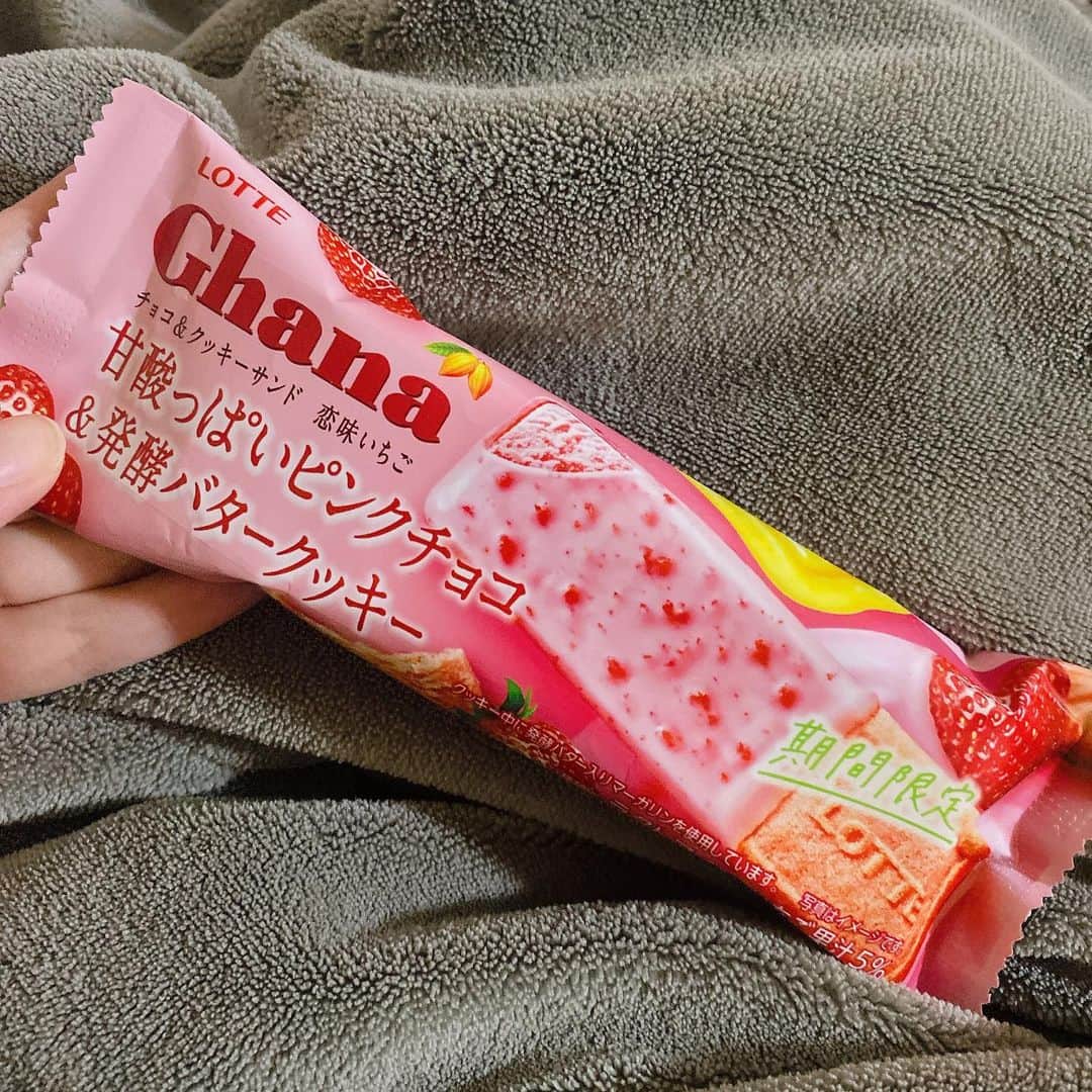 前田玲奈のインスタグラム：「あたいのちゅきちゅきアイス 期間限定 春　恋味いちご🍓  今年も美味しい。 恋の味を現在進行形で味わっている方も、忘れてしまった方もぜひ🍓  #lotte #ghana #チョコアンドクッキーサンド #アイ活 #アイスフェアリー #アイスフェアリー前田 #icecream #アイスクリーム」