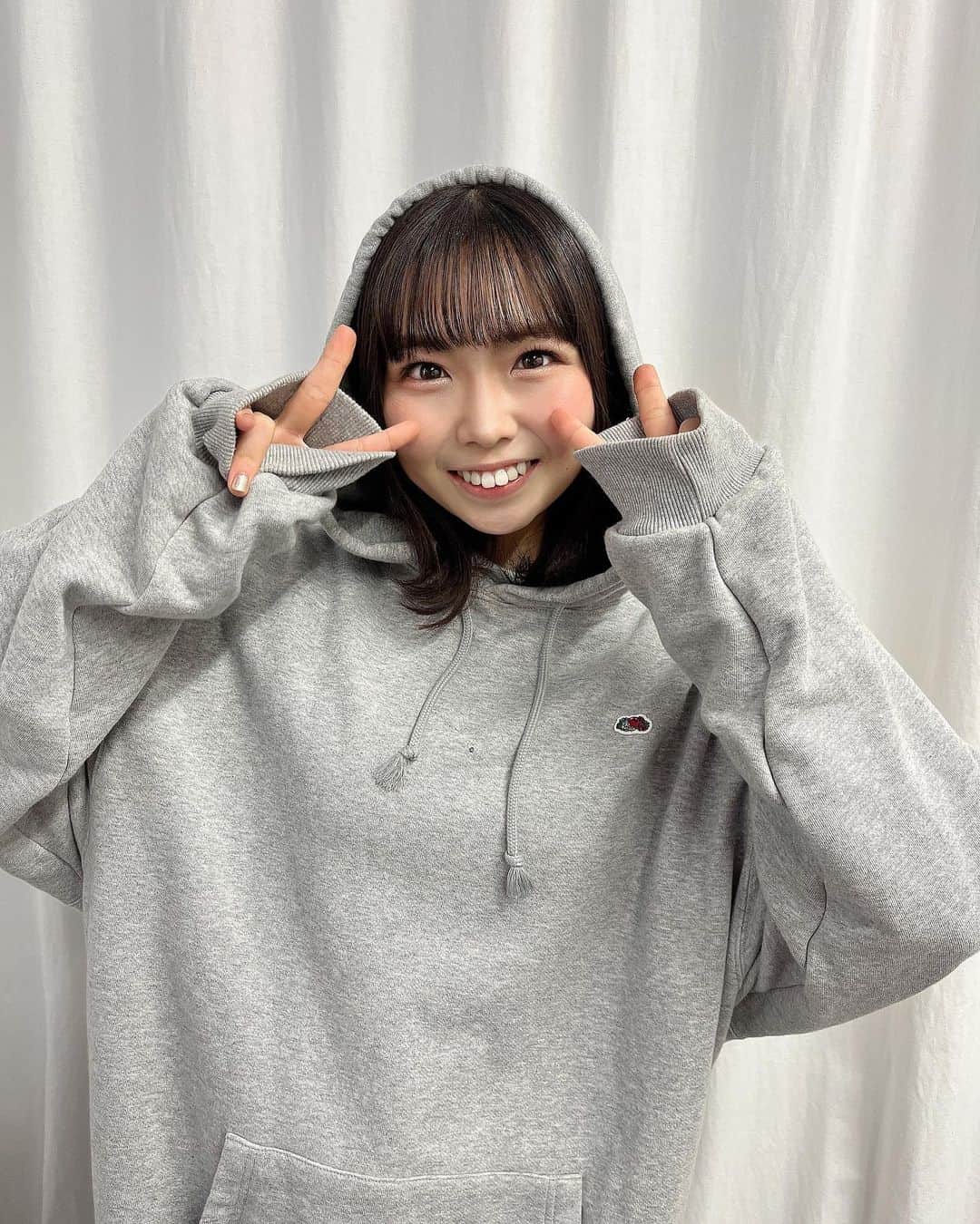 のインスタグラム：「🚪　  播磨かな 20th Anniversaryグッズ第三弾 　 　 パーカーです☺︎ 　 　 どうかな？似合ってるかな？ 播磨かな〜！ 　  そして、FRUIT OF THE LOOMさんから お誕生日プレゼントいただきました〜！！！ ありがとうございます🥰  　 今回、FRUIT OF THE LOOMさんとのコラボグッズを出すことができて本当に嬉しかったです☺️💕  また機会があればグッズ出したいな〜、、、！ 　 　 　 　  　 　 　 　　 　 　 #furuitoftheloom #フルーツオブザルーム #ootd  #パーカーコーデ #パーカー  #fashion #code #outfit  #スカート #スカートコーデ  #instafashion #instagood  #instalike #instagram #instadaily #girl #tagsforlikes  #follow #me #smile #followme  #패션 #좋아요 #팔로우  #cute #photo #photography  #style #happy  #播磨かな」