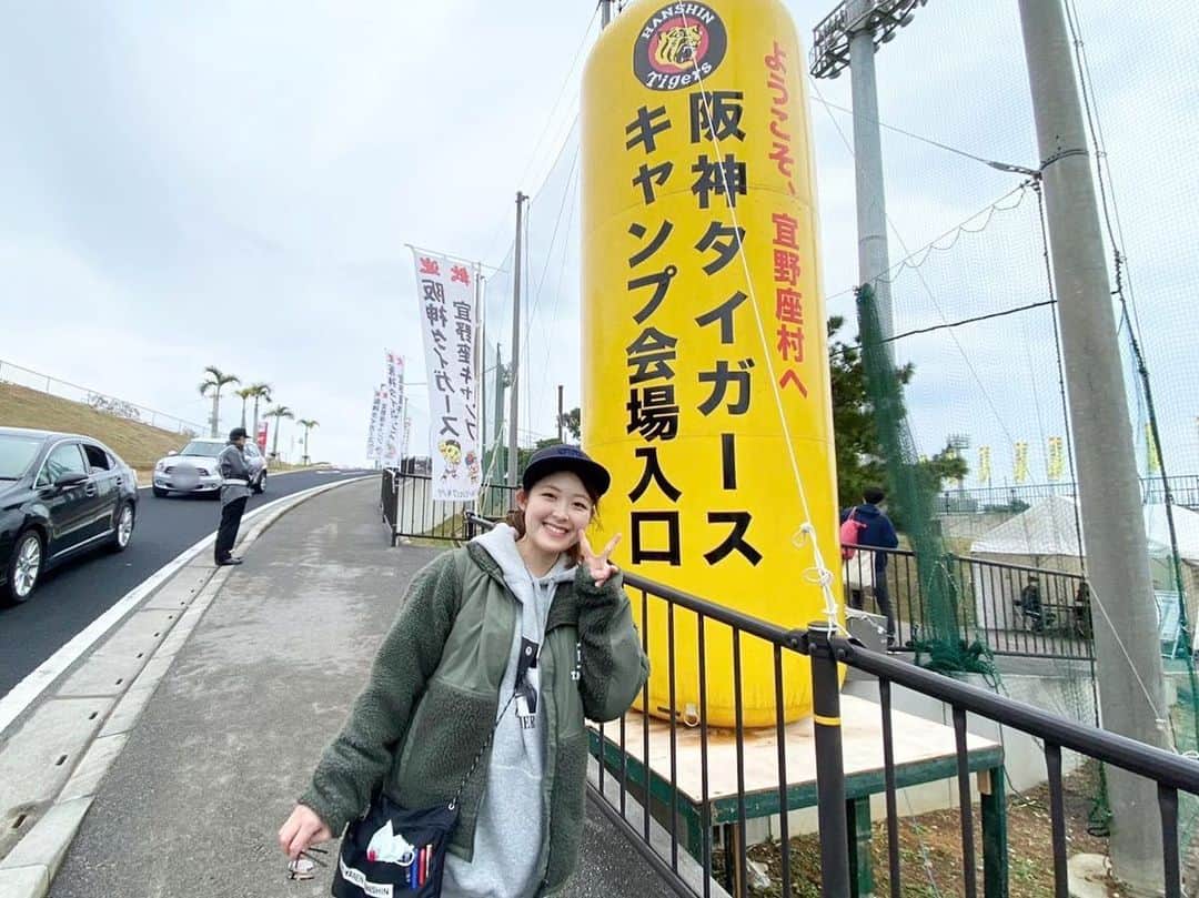 諸國沙代子のインスタグラム：「. 両親と沖縄キャンプを満喫してきました✈️ ピラティス指導を担当してらっしゃる 市川いずみさん @izumichikawa にも 久々にお会いできて嬉しかったです！ . 雨で終日室内練習の日は、 コロナ対策もあり ファンは基本何も見られないので、 一日をどのように過ごそうか ホテルで虎テレ中継を見ながら 悩んでいたのですが… . 普段は非公開の具志川ドームを 雨天時のみ、ファンが 外から窓越しで見られるように 開放して下さってて、 ものすごく有難かったです🐯✨ . 選手の皆様にとって 充実のキャンプになりますように。 とにかく怪我なく！ グラウンドでの活躍を 今シーズンも楽しみにしています！ . 今回はプライベートでしたが、 2月中旬には、嬉しいことに！ 仕事で！キャンプ取材で！ 沖縄出張予定です📝 わーい！ #宜野座キャンプ  #具志川キャンプ  #浦添キャンプ  #雨の日の過ごし方  #ホテルで虎テレ中継 #窓越し具志川ドーム」