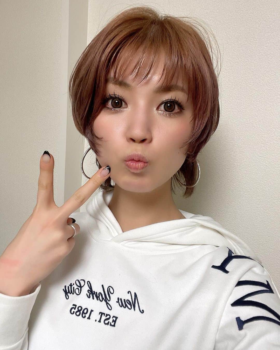 彩波けいとのインスタグラム：「・ オン眉＆金髪✂️❤️ ・ 急に前髪短く切りたくて オン眉にしてみた🤭💕 ・ パーマも若干残ってるけど 元が直毛だからほぼストレートに✨ ・ 好評だったら嬉しい😍🙏 ・ #イメチェン #金髪ショート #オン眉ショート #オン眉 #ショートウルフ#haircolor #hairstyle #hairchange」