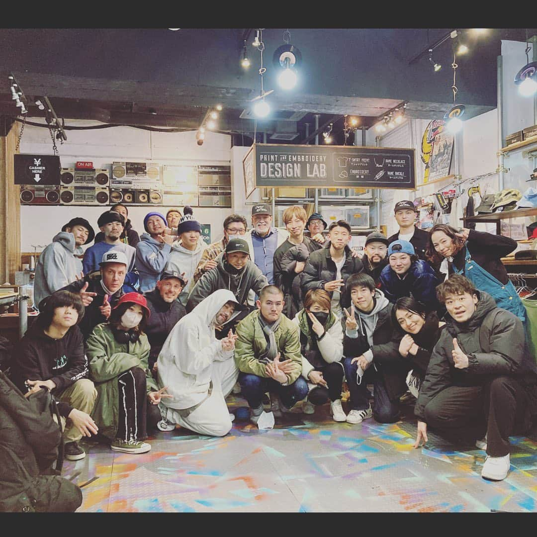 MIKUのインスタグラム：「2023.02.03 Rock -Original to New Wave- History WS  Papo @rockfusion_papo  in Tokyo @shido_410  @dancerscollection   @teeplaysitcool さんの スペシャルな通訳に✨ @djmarski さんの 最高すぎるDJプレイで 体感したことのない FRESHすぎる🤘🏻🤘🏻🤘🏻 歴史的なWSに 参加することができました🥺 感動的でした✨  ROCKの黒Tシャツは Marさんにアドバイスをいただきながら こだわりいっぱいにして 黒帯をイメージして ダンコレで作っていただき ギフトしました🖤  そして、 その日は Papoが初めて日本のお寿司を食べた日🍣✨💕 とっても気に入ってくれて嬉しかった🫶🏻  #rock#originaltonewwave  #historyworkshop #papoとの思い出」