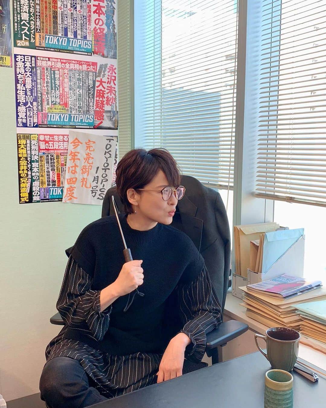 鈴木砂羽のインスタグラム：「『TOKYO TOPICS 1月号』 完売御礼！！  「美和子さん」の記事のおかげかしら？！？！😁  それにしても 肩が凝りますねぇ。。。  #相棒21  #亀山美和子 #この棒なんていうの　❓  衣装 @so_close_official #soclose  JIMMY CHOO眼鏡 @safilogroup #safilo  ピアス @kinoshitapearl #kinoshitapearl」