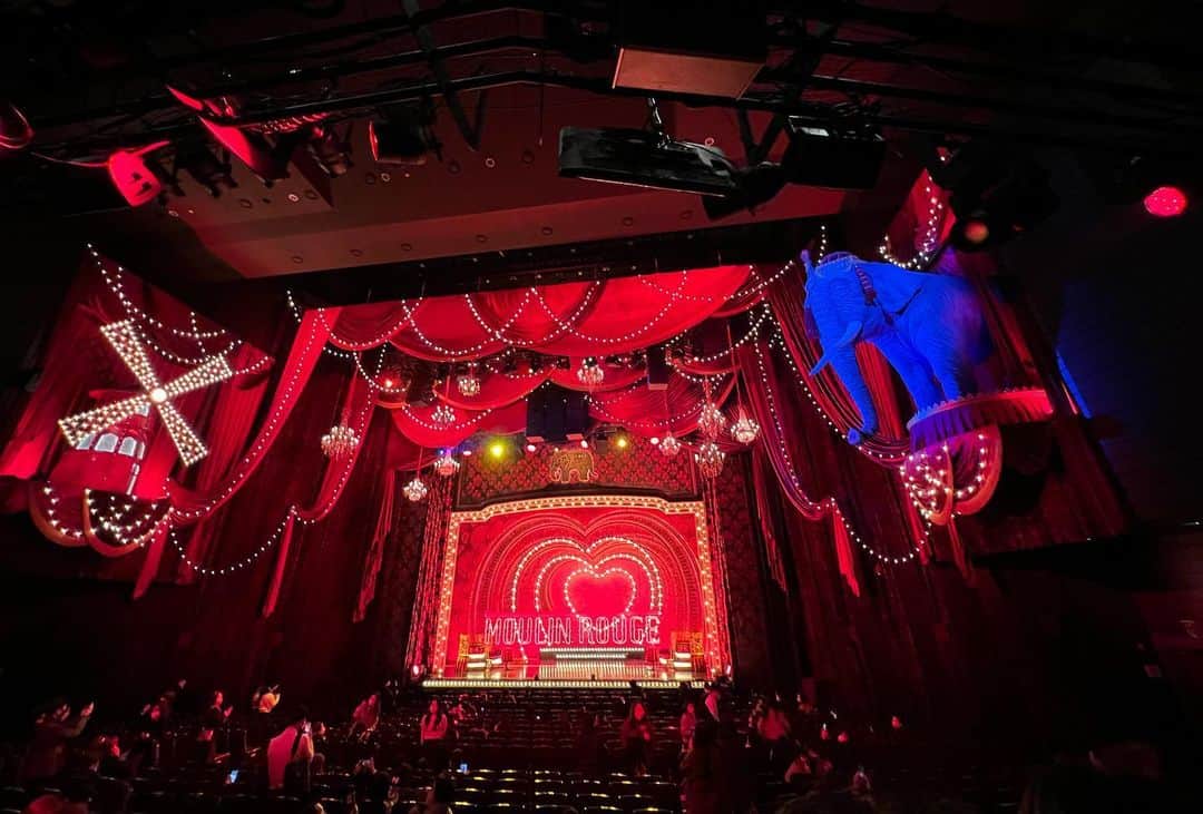  藤森蓮華さんのインスタグラム写真 - ( 藤森蓮華Instagram)「#ムーランルージュザミュージカル 韓国版を観劇する為、ひとり旅へ🇰🇷  劇場に足を踏み入れた瞬間からラストまで、 想像を超えた世界で感動と興奮で震えました。  1回目は7列目、2回目は2階席でしたが、 違う良さがあり最高でした！！！！！！  ショーが始まり、あの音楽と共にLady M'sが登場し、 ニニが目に入った瞬間から色んな感情が交差して、 終始涙が止まりませんでした。  1幕序盤で私のハンカチとマスクはビチョビチョです。 （もはやデコルテも）  キャストの皆様の説得力あるパフォーマンスに 瞬時に引き込まれ、気付けば幕間・気付けばカテコでした。  全ての要素において異次元で圧巻です。  自分がMoulin Rouge!に携われることが夢のようで、実感があまり湧いていませんでしたが、韓国版を観劇し、次なるニニのバトンは私の元にやってくるんだとやっと実感が湧きました。  NY, London, Australia...と世界で大ブームを起こしているこの作品の日本初演、必ず最高のものにしなければならない！といい意味で覚悟しています。  自分に限界を設けず、粉骨砕身の思いで挑みます。  トニー賞、最多10部門受賞の伝説。 この夏、ついに日本上陸です‼️  #MoulinRougeTheMusical #물랑루즈」2月7日 22時28分 - rarirurenren