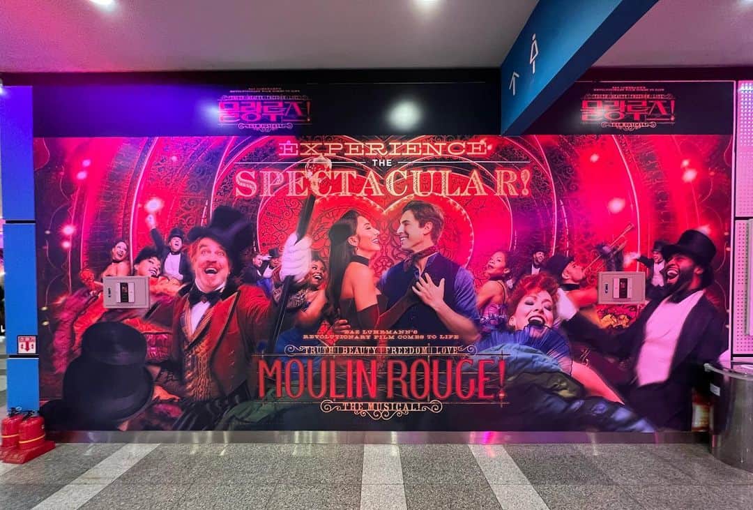  藤森蓮華さんのインスタグラム写真 - ( 藤森蓮華Instagram)「#ムーランルージュザミュージカル 韓国版を観劇する為、ひとり旅へ🇰🇷  劇場に足を踏み入れた瞬間からラストまで、 想像を超えた世界で感動と興奮で震えました。  1回目は7列目、2回目は2階席でしたが、 違う良さがあり最高でした！！！！！！  ショーが始まり、あの音楽と共にLady M'sが登場し、 ニニが目に入った瞬間から色んな感情が交差して、 終始涙が止まりませんでした。  1幕序盤で私のハンカチとマスクはビチョビチョです。 （もはやデコルテも）  キャストの皆様の説得力あるパフォーマンスに 瞬時に引き込まれ、気付けば幕間・気付けばカテコでした。  全ての要素において異次元で圧巻です。  自分がMoulin Rouge!に携われることが夢のようで、実感があまり湧いていませんでしたが、韓国版を観劇し、次なるニニのバトンは私の元にやってくるんだとやっと実感が湧きました。  NY, London, Australia...と世界で大ブームを起こしているこの作品の日本初演、必ず最高のものにしなければならない！といい意味で覚悟しています。  自分に限界を設けず、粉骨砕身の思いで挑みます。  トニー賞、最多10部門受賞の伝説。 この夏、ついに日本上陸です‼️  #MoulinRougeTheMusical #물랑루즈」2月7日 22時28分 - rarirurenren