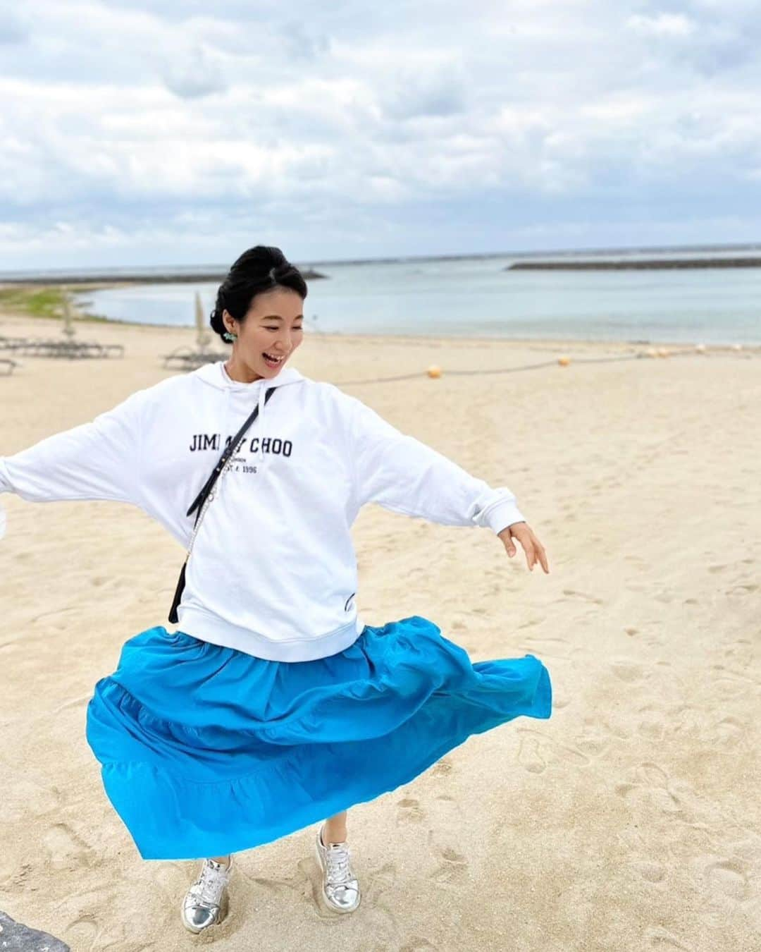 島津久美子のインスタグラム：「冬の沖縄* 海には入れないけれど、海を見ながら🌊波の音を聞きながら、素晴らしい環境の中、ご飯を食べて😋ビールを飲んで🍺お昼寝して💤お散歩して…ただただゆっくり過ごす* 贅沢な癒しの時間を過ごさせて頂きました☺️🙏 #冬の沖縄 #那覇 #石垣島 #冬休み #家族旅行 #ハレクラニ沖縄 #インターコンチネンタル石垣 #パイナップルビール #マエサトビーチ #ママアナウンサー #とにかく海が好き #旅好き #冬旅 #冬の思い出 #南の島が好き #halekulani #okinawa #maesatobeach #ishigakiisland #thankyoudad」