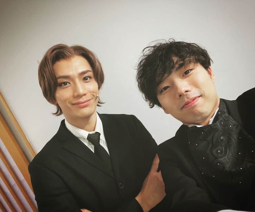 久保田秀敏のインスタグラム：「ミュージカル「憂国のモリアーティ Op.4 -犯人は二人-」  本日も二公演ありがとうございました！  毎日同じことをしているとはいえ 毎日同じようにはいかないのが舞台。 毎日同じ時間を生きていても 毎日同じシーンを演じていても 毎日違う空気が流れ 毎日違う発見があり 毎日違うドラマがあります。 だから楽しい。  明日も明日の世界を大切に。  我らがモリミュの絶対的バイオリニスト 林の周ちゃんと。  #ミュージカル #憂国のモリアーティ #モリミュ #モリミュop4 #Violin #violinist #林周雅」