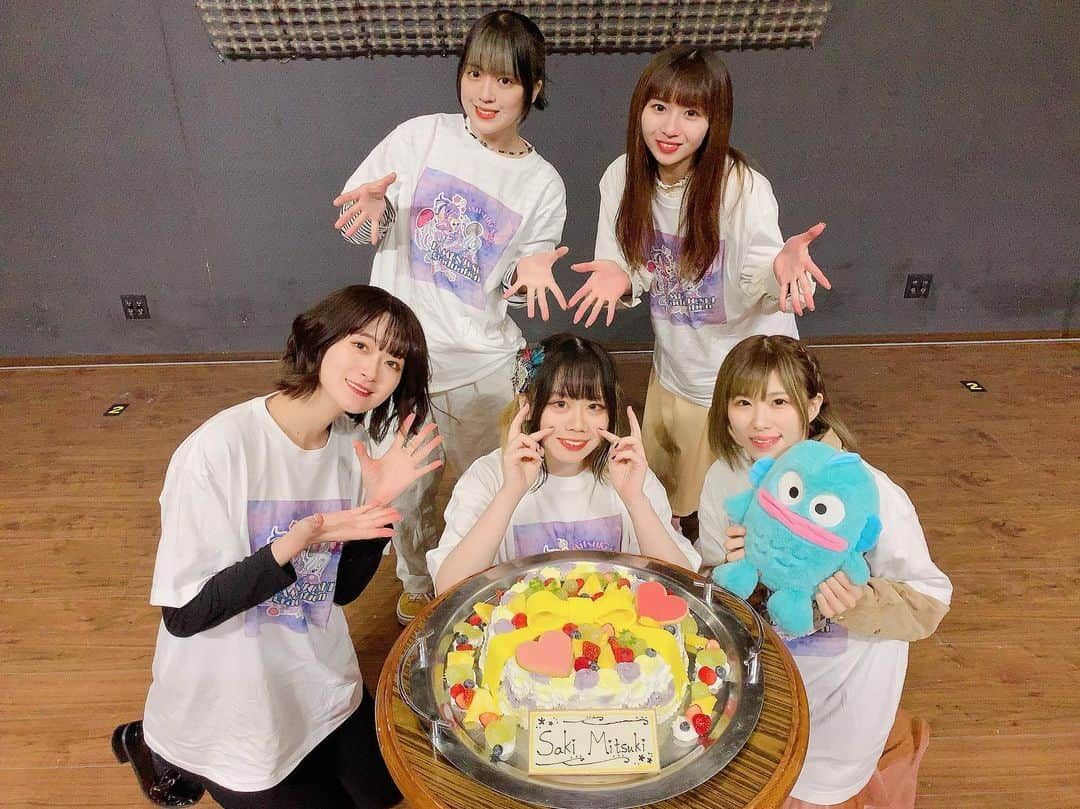 海月咲希さんのインスタグラム写真 - (海月咲希Instagram)「最後のでっかいケーキ🎂  終わった後みんなで食べました😊💕」2月7日 22時56分 - saki_mitsuki