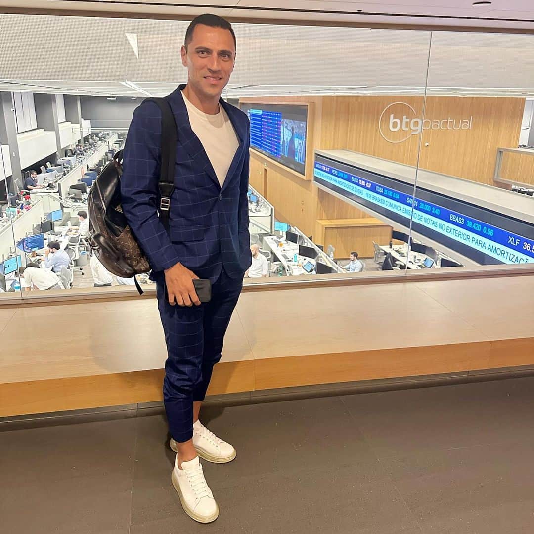 ロムロ・ソウザ・オレステス・カルデイラのインスタグラム：「Obrigado ao Banco @btgpactual pela recepção maravilhosa.  Queria agradecer ao @bernardomaf_  e ao @duducearensedc pela atenção e conexão.   Foi incrível 🚀✅  #Romulo #BTG #BTGPactual」