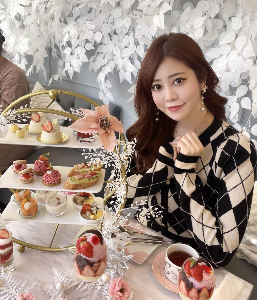薄井美樹のインスタグラム：「． いちごの季節🍓🍓 いちごづくしで幸せすぎるっ🫣   季節で装飾が変わるから またすぐ来たくなっちゃう💕    SHEINのピアスが安くてびっくり🎀 168円だった🫢笑」