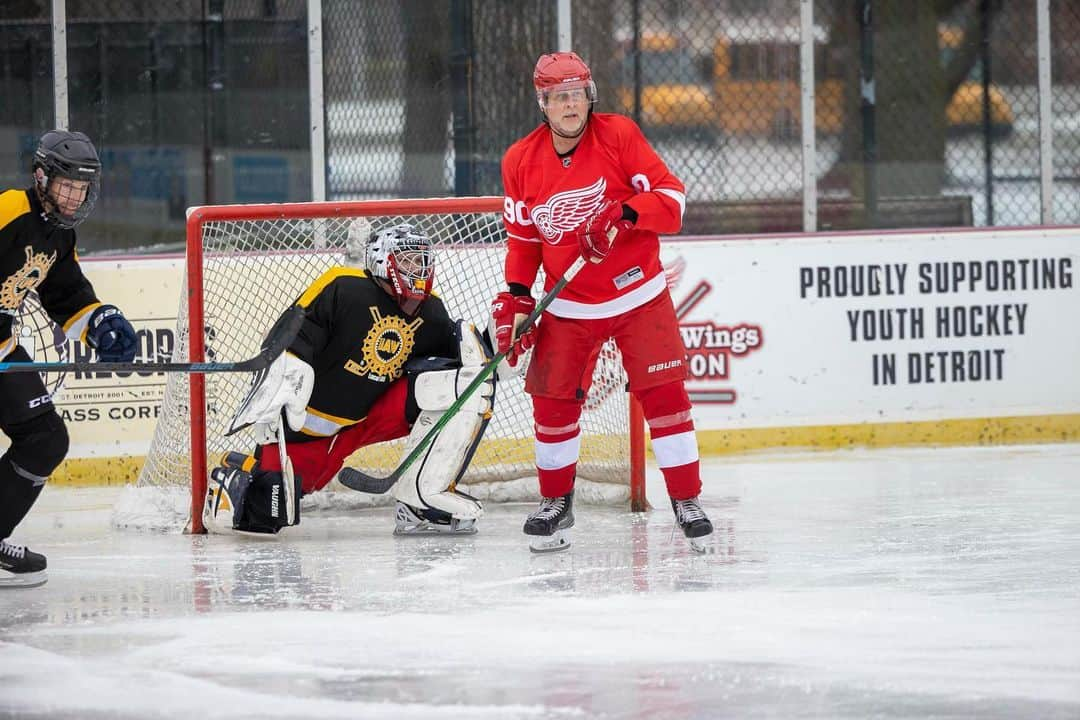 デイブ・クーリエのインスタグラム：「Playing outdoor hockey with The Red Wings Alumni for the Clark Park Coalition, where they create a safe space for kids to thrive and believe in their potential. #drwa #clarkpark #detroit #motorcity」