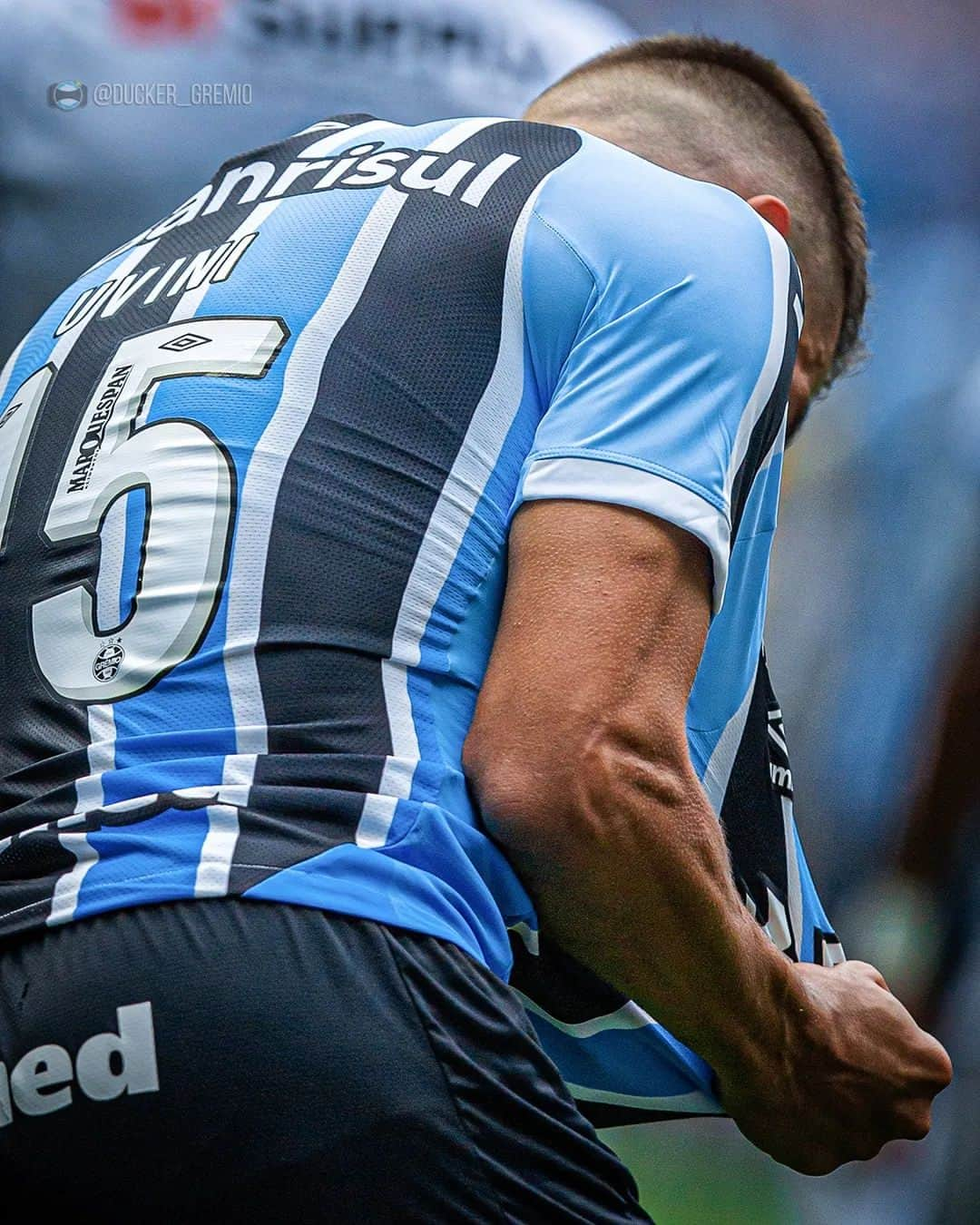 ブルーノ・ウビニのインスタグラム：「Já imaginou vestir a camisa do Grêmio, entrar em um jogo com a Arena cheia, meter a bola na rede e ver a arquibancada explodir em alegria com teu gol? De ARREPIAR né? O @brunouvini que o diga... . . · · · #gremio #grêmio #gremioimortal #gol #arenadogremio」