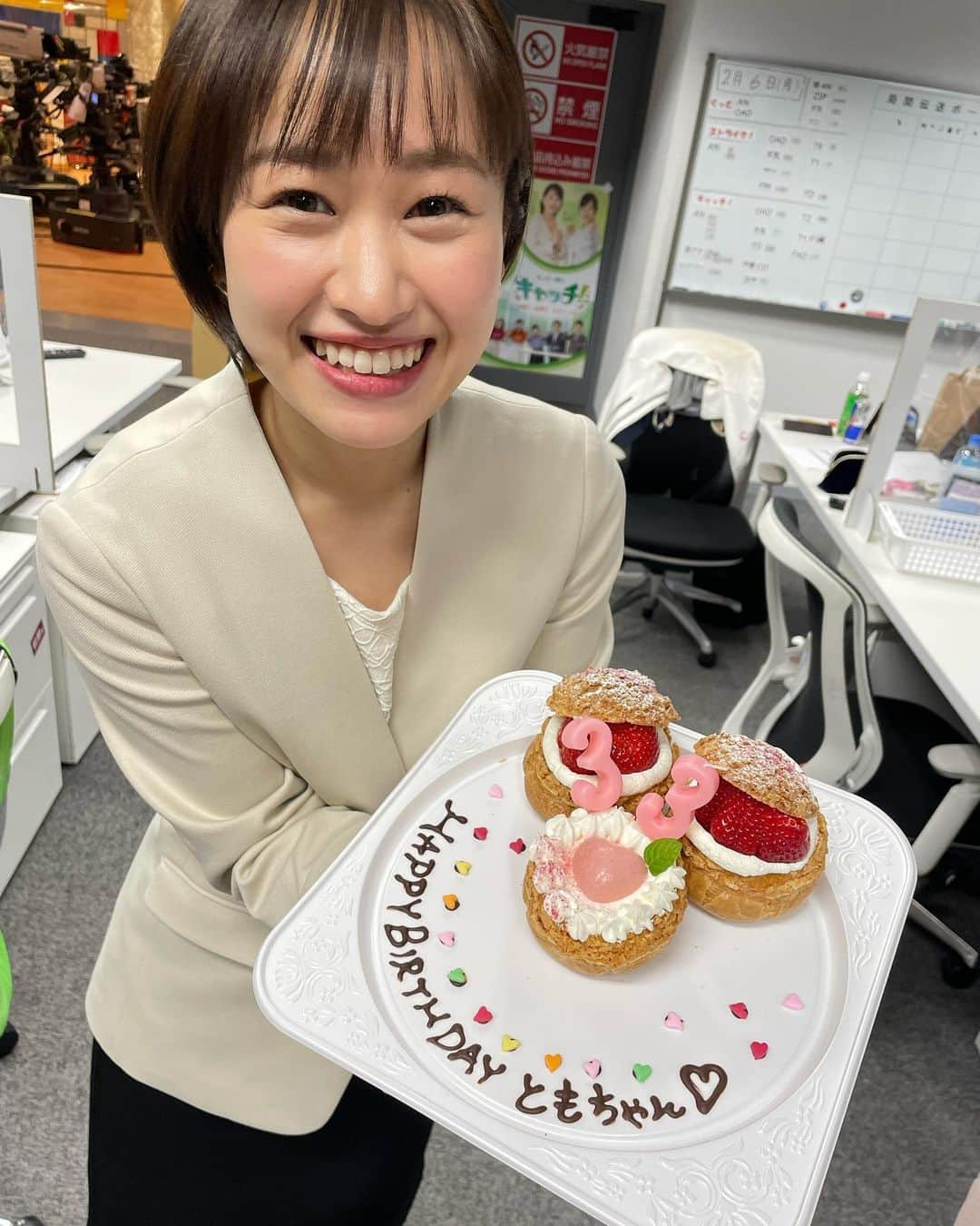 松原朋美のインスタグラム：「先日、誕生日を迎えました🎂 その日は深夜まで仕事だったのですが、 報道部の皆さんが忙しいのにスイーツを用意してくれていました🥹 周りの優しさに支えられているなぁと感じております🙇‍♀️  そして、同期や若手記者と一緒に特番を担当し、いい経験を積ませてもらった1日にもなりました。  またここから精進して参ります。  #優しい職場#中京テレビ #同期の山田記者 #若手の竹内記者 #松原朋美」