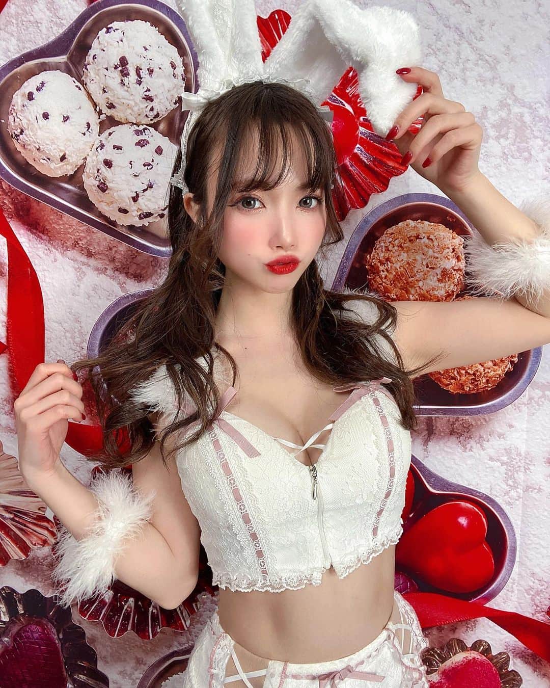 yokoのインスタグラム：「. Valentine dayまで後少し❤️ よーこは12.14日出演です🍫 期間中入場して頂くと一部につき一枚 好きな女の子のプロマイドとチョコレートがもらえます🍫🌹 推しプランして下さった方にはプラスで私からのプレゼントももらえちゃうかも、、❤️ 日頃の応援の感謝の気持ちを、、🥰 . . . .  . . . . . . . . .  #バレンタイン#バレンタインチョコ#うさぎ#コスプレ #コスプレイヤー  #エンタメ活動を止めない #burlesque#バーレスク東京#ダンサー#透明少女#ショーダンサー#blue#showdancer#model#hairmake#makeup#love#ootd#fashion#instagood#instalike#instafashion#tokyo#white  #お洒落さんと繋がりたい#カメラ好きな人と繋がりたい#モデル#東京」
