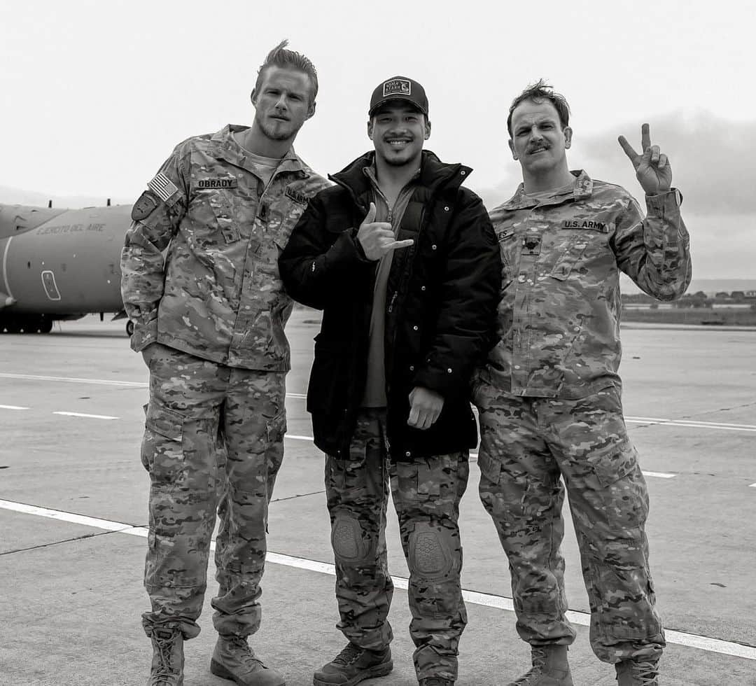 ジョニー・リー・ミラーのインスタグラム：「Shooting @guyritchie new movie #thecovenant last year with two absolute gentlemen @alexanderludwig and my G @officially_wong」