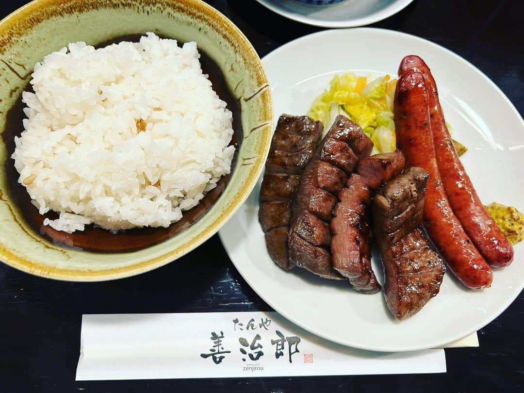 原浩大さんのインスタグラム写真 - (原浩大Instagram)「仙台行ってきた  旨味太助さんの牛タン  これを食べられる人生で良かった  ってくらい美味かった  一見怖そうな親父さんが目の前で 肉の塊を捌いてカウンターで焼いてくれる  それを女将さんらしき女性4人がじーっとみてる空間  どれが本当の女将さんか私ら素人には分かりっこない  俺にとってはこういうプチ旅行も創作活動のひとつ…かな？  (一同爆笑)」2月8日 0時27分 - haragetyou