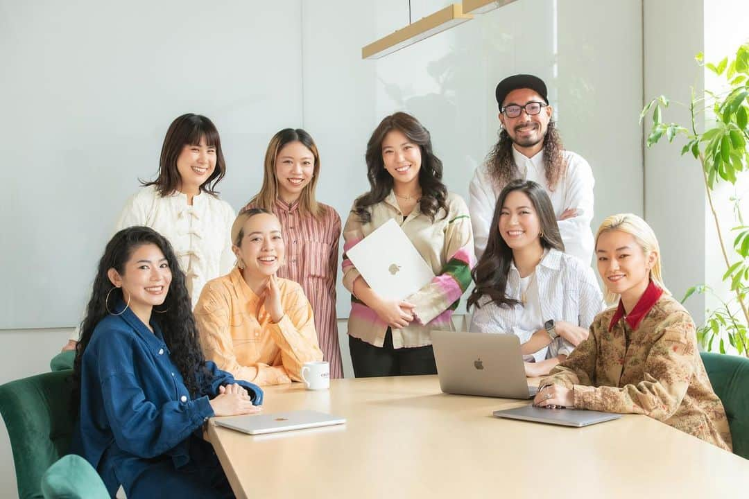 Tattyのインスタグラム：「Team "grass "🦋✨  周りのお友達や知ってくれている方は ご存知かもしれないですが、 実は美容師とヘアメイクとしてのお仕事をする傍ら、 名だたる企業様のブランディングや 企画,コンサルティングを担う"grass Inc"の一員としても お仕事させて頂いてます🌈🫶  今までも有難いことに色んな方に出会える機会が たくさんあったけどgrassを通して また新たに出会った人もたーくさんいて、 おかげで毎日が刺激的。((💃))笑  写真はつい最近、 Team "grass"として 素敵に撮って頂いたもの📸 せっかくなので簡単に近状をシェアしました🌼😚  今後お仕事でなにかお手伝いできることがあれば、 私も嬉しいです✨DM待ってます🤝🌈  これからも色々楽しみ🐣  grassのみんな いつもありがとう❣️🙇‍♂️🙏 @rena62s  @kitajiii88  @a2uki  @igmisato  @_hotcheetosinmybelly  @heydontjudgeme  @_183413_」