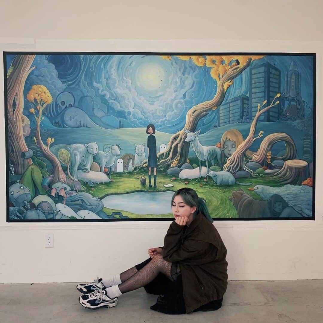 ローレン・サイさんのインスタグラム写真 - (ローレン・サイInstagram)「The new release date and time for print edition of, “Hunger” size 19”x33.25” is Thursday Feb 9, 2023 starting at 8AM ET (Feb 9, 20:00JSTから)The edition will be limited to the number of prints sold within 24 hours from the start time and will be available on unrealinc.com. (ahaha finally!!)   I painted “Hunger” during the summer of 2021 at my friend’s home in Los Angeles after I’d left mine and was in a temporary limbo. I wanted to paint someone who is unloveable because of something unchangeable. I wanted to paint her as stiff, off-centered, watched, and forever stuck in herself. The girl, her eyes, the creatures, and the colors of the world ever-softened and changed far from the intention of the original sketch, which I’ve added above and is not a part of the print. This process pushed built up memories to the surface, slowed me down more than any other work, and helped me find a new desire to go forward, ultimately leading me to move to Tokyo again that fall. This painting is dear to me and urges me to move forward. I see her as strong now.   Astrid suffers from herself alone, wide-eyed and in a daze while the world watches in silence.  The proceeds from this print will be used towards a new project of mine. Thank you to the print team @pressureprinting who worked so hard on this wonderful print.」2月8日 1時59分 - laurentsai