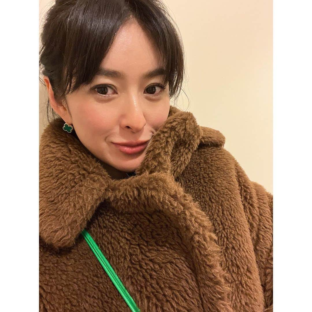 秋本祐希さんのインスタグラム写真 - (秋本祐希Instagram)「お昼間は暖かくても やっぱり夜は寒い2月 やっぱり色違い欲しいなぁと ショップをしつこく横目にしながら この冬もずっと着てる テディベア🧸 かぶり率は高めだけど 軽くてあったかいって最高よね。 ささ、はよ寝よ。 おやすみなさい⭐ #maxmara #vancleefarpels #bottegaveneta 今日は ボッテガさんとヴァンクリさんの色がリンクしてた💚」2月8日 2時04分 - ayuuki0908