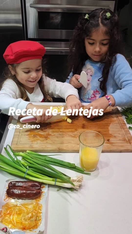 のインスタグラム：「Y ahora esta gente quiere estar cocinando todos los días 🤣 que tal? #Receta de Lentejas en 30min.  La proporción para las Lentejas es de 1 taza de Lentejas por 4 1/2 de agua.  Lo primero es que guardes esta super receta para cuando quieras prepararla. Luego dale Like 🙏  2 tazas de Lentejas lavadas 9 tazas de agua caliente (esto ayudará a que se cocinen más rápido las #Lentejas que si lo hacemos con agua fría) Sal y pimienta al gusto 1 chorizo español seco (o chorizo ahumado, si no tienen usen bacon, tocineta) 1 cucharada de pimentón dulce o paprika 1 pimentón rojo 1 cebolla 4 ramas de cebolla verde  En 30min tienes unas super Lentejas de lujo siguiendo el paso a paso del video, si te gustó la receta compártela, esto me ayuda muchísimo 😍  #recetas #sopadelentejas #miami #doral #recipe」