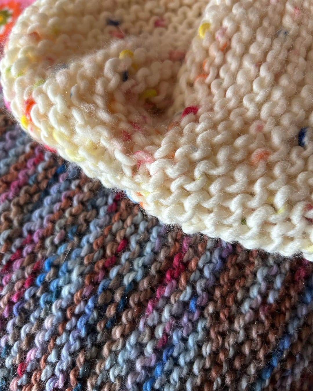 ジョーダン・ロクランのインスタグラム：「Knits no.2&3. They’re a surprise so shh… I also had some cute alliteration thing to do with garter stitch but I’ve forgotten it 😐  #Knitting#GarterStitchGalore#SeeIRememberedIt」