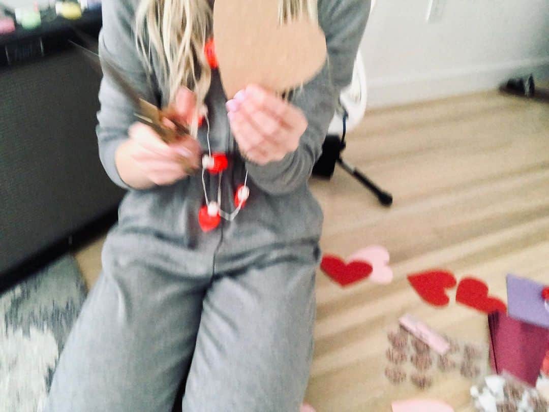 エミリー・キニーさんのインスタグラム写真 - (エミリー・キニーInstagram)「Be my Valentine?? Grab one of the last Oh, Jonathan bundles and get a Valentine from me. ❤️💕🥰 link to store in bio and stories.」2月8日 3時15分 - emmykinney