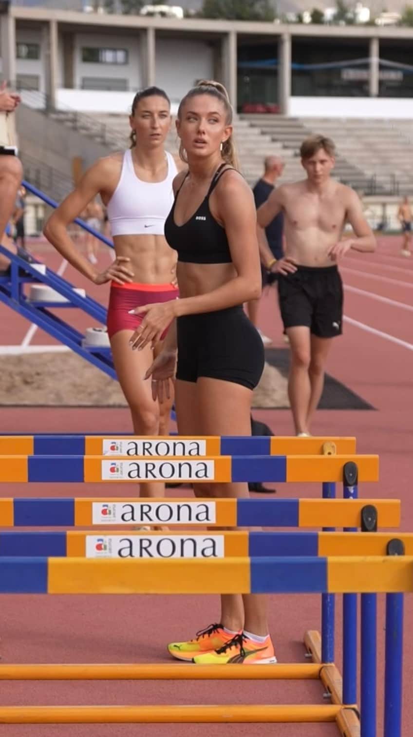 アリカ・シュミットのインスタグラム：「😼 #trackandfield #hurdles #sprint」