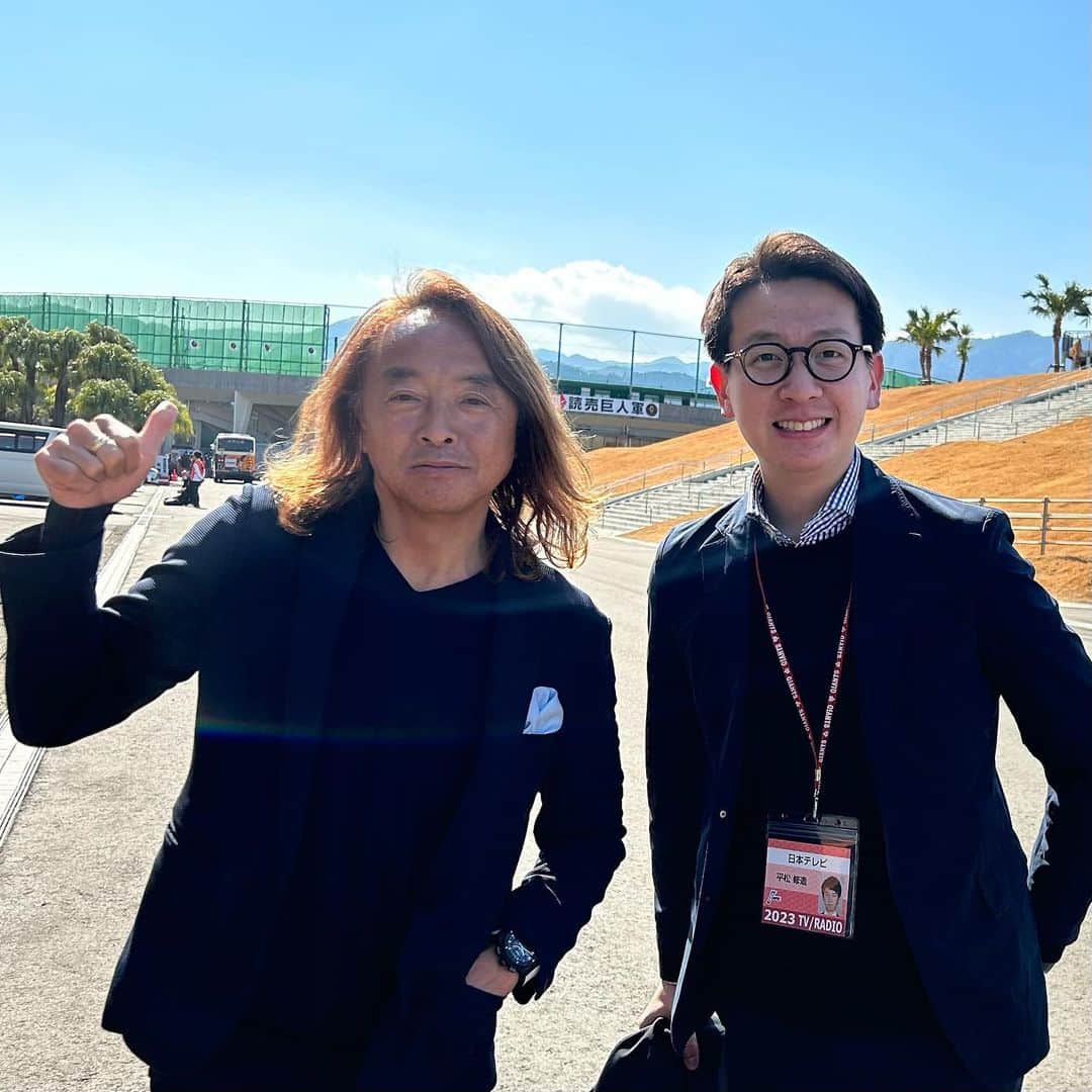 のインスタグラム：「プロ野球のキャンプ取材に宮崎に来たら⚾️ サッカー界のスターと道端でバッタリお会いしました⚽️  サッカーのキャンプ取材に来られていたそうです🏃💨 野球もサッカーも、いよいよ盛り上がってきた2023年！！  「読売巨人軍」の段幕を背負う北澤豪さん、新鮮です。笑  北澤さんありがとうございました☺️  #北澤豪 さん #プロ野球キャンプ #サッカーキャンプ #DRAMATIC_BASEBALL」