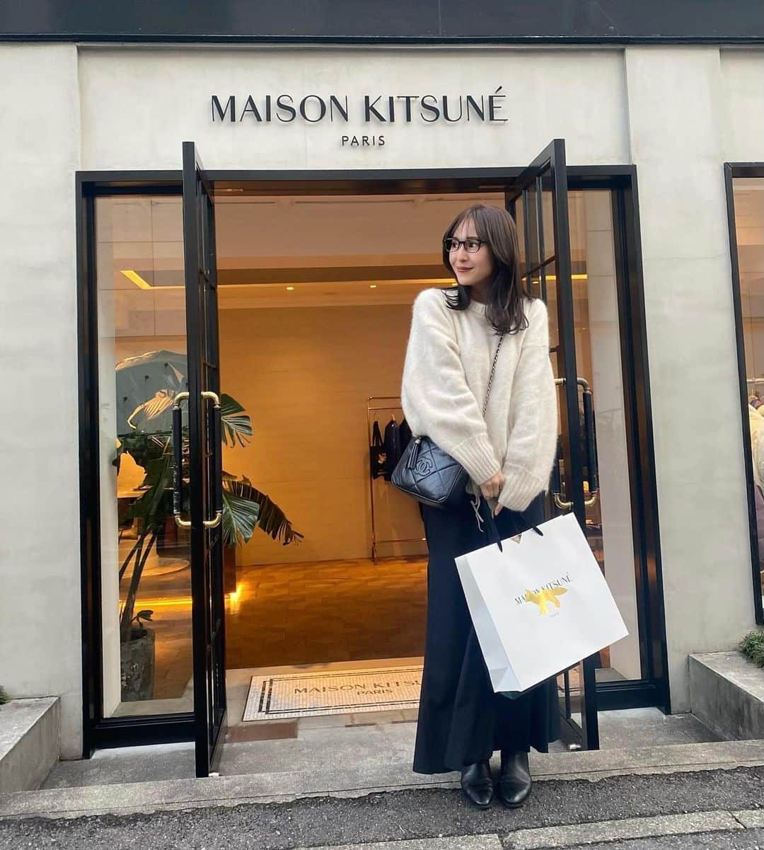 石川理咲子のインスタグラム：「#maisonkitsune  @maisonkitsune  ロゴがユルくて可愛い🦊 もう少し暖かくなったら、 白のティアードスカートとかに合わせて着たいなぁ🤍」