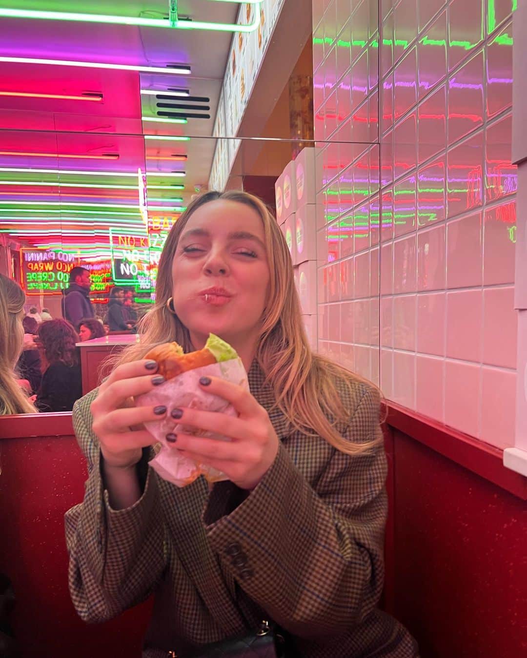 アレクサ・ロジーのインスタグラム：「#alexainparis forever!!!」