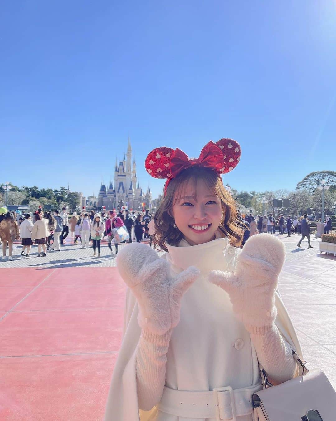 のインスタグラム：「楽しい時間はあっという間😳🤍  #時差投稿 #東京ディズニーランド #tokyodisneyland #れんれん #あずちゃん #ディズニーとユニバにチュロス食べ放題プラン欲しいです」
