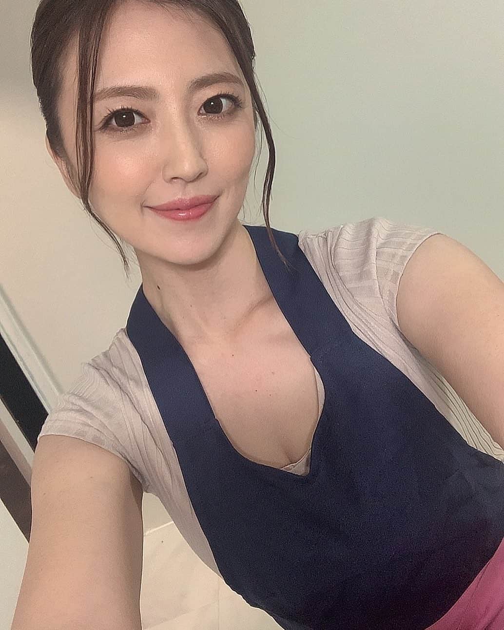 のインスタグラム：「おはよ❤️#japan #japanese #人妻 #エプロン #homesweethome #アップヘア #tiktok」