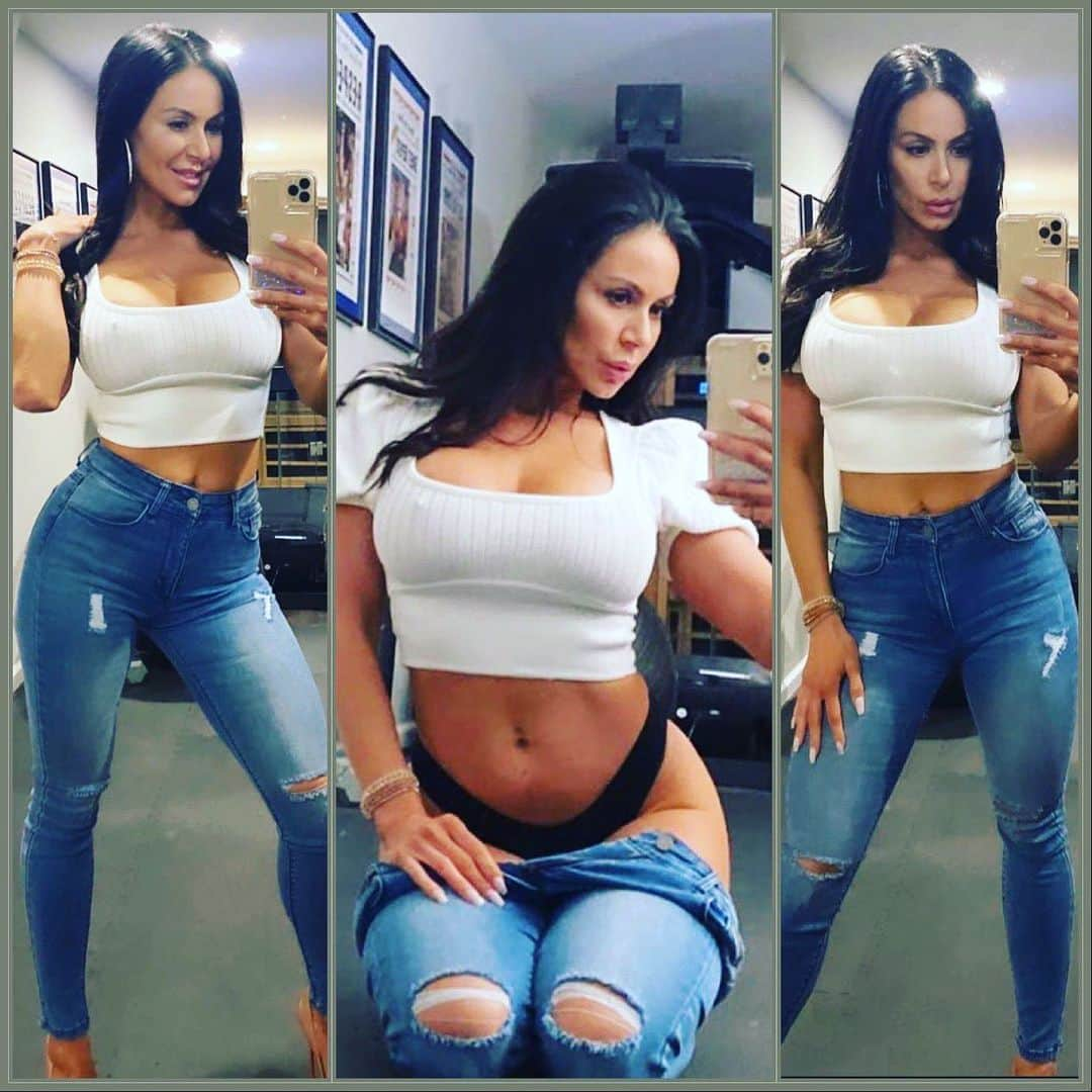 Kendra Lustさんのインスタグラム写真 - (Kendra LustInstagram)「I know I’m fun because when people make plans with me they say ‘’ ok but i can’t get too crazy’’ #TuesdayVibes #selfie」2月8日 6時20分 - kendralust