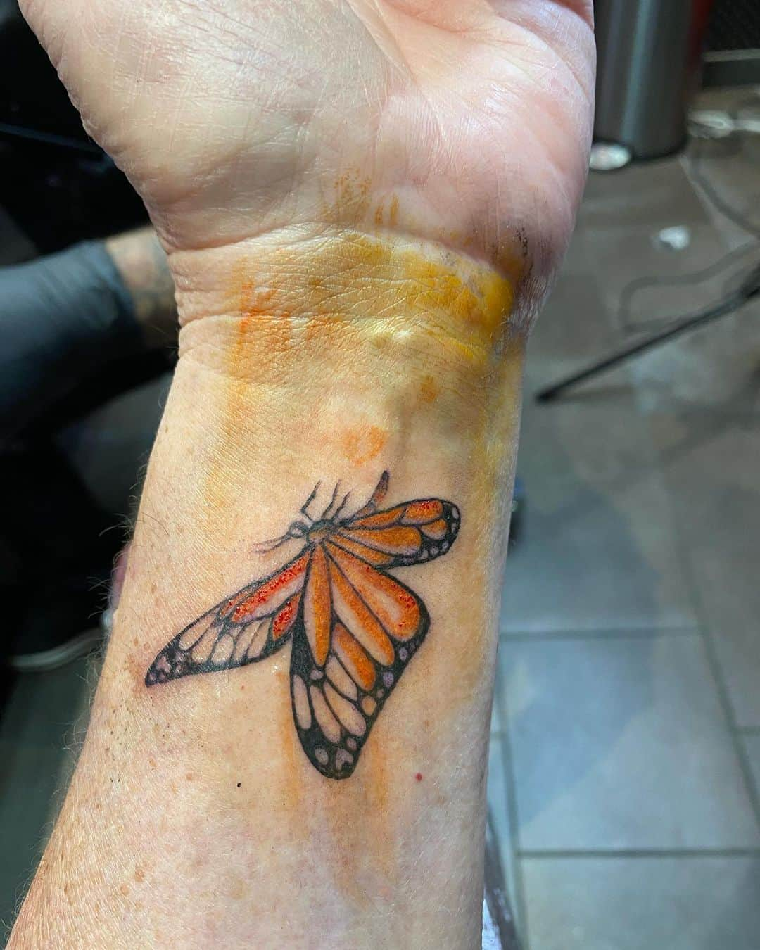 ドット=マリー・ジョーンズさんのインスタグラム写真 - (ドット=マリー・ジョーンズInstagram)「FOR YEARS I HAVE ALWAYS SEEN A MONARCH BUTTERFLY WHEN OUT IN THE YARD. I ALWAYS KNEW IT WAS MY DAD SHOWING UP AND ALWAYS TALK TO IT AS SO AND WOULD SAY “HI DAD” AND NOW THAT MY MOMMA HAS PASSED A YEAR AND A HALF AGO I’M SEEING MORE! IT MAKES ME HAPPY AND SAD ALL AT THE SAME TIME. I WILL NEVER HAVE A DAY WITHOUT SEEING ONE NOW. I WASNT GOING TO POST THIS CAUSE ITS SOMETHING PERSONAL TO ME BUT I THOUGHT MAYBE SOMEONE ELSE COULD FIND A COMFORT IN SEEING SOMETHING THAT IN YOUR OWN LIFE THAT CONNECTS TO A LOVED ONE. @andrey_bla THANK YOU OUR NEW BROTHER FOR TAKING CARE OF @bridgettcjones AND MYSELF!!! ❤️❤️❤️🦋🎲 🎲」2月8日 6時40分 - dotmariejones