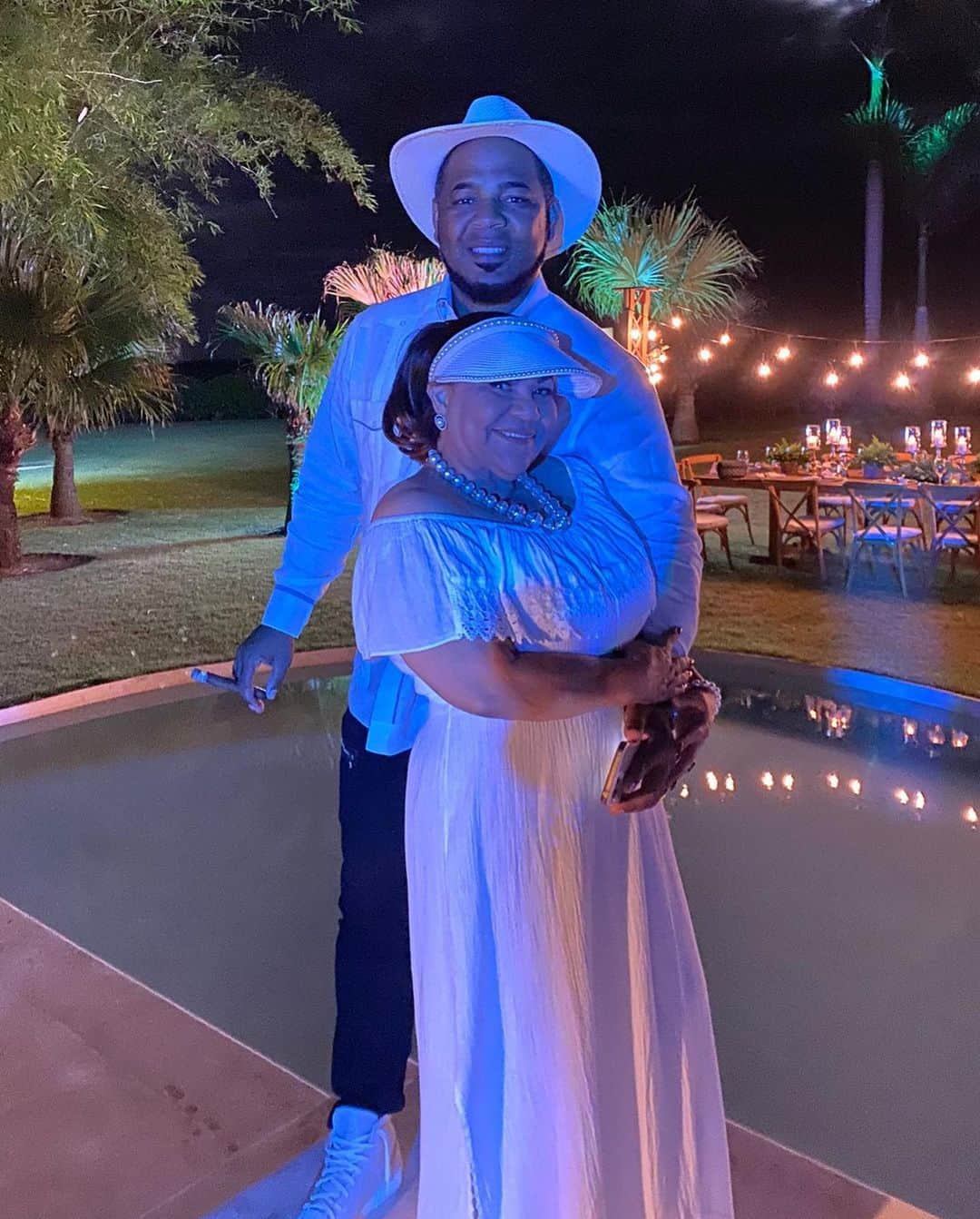 エドウィン・エンカーナシオンのインスタグラム：「Hoy esta de fiesta de cumpleaños mi querida madre,que papa Dios te llene de muchas salud y bendiciones,aunque no estamo cerca pero en mi corazón te tengo conmigo TE AMO MAMI😍🎂🍾🥂🎊🎈🎁」