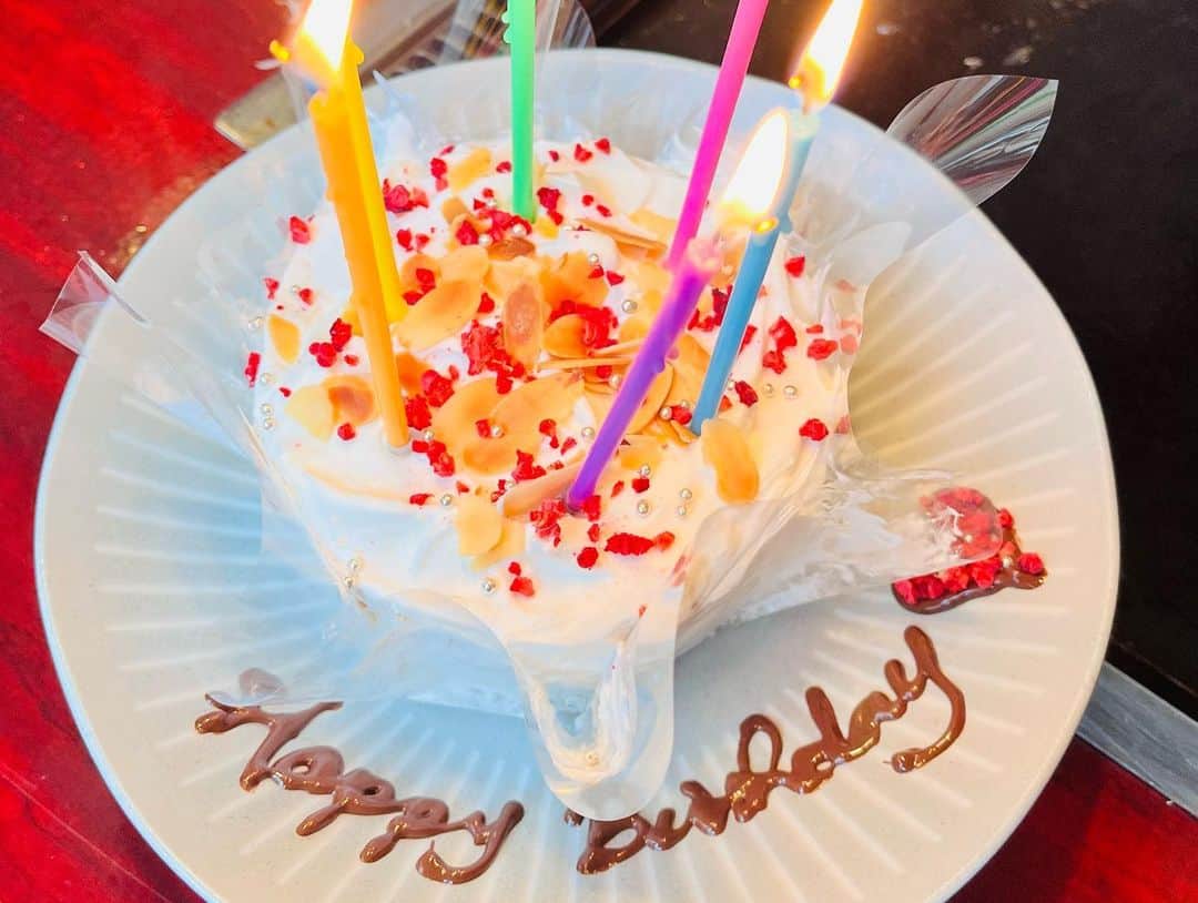 吉岡美穂さんのインスタグラム写真 - (吉岡美穂Instagram)「皆さま。 ありがとうございました！ お誕生日のお祝いをしていただきました^ ^ しかも、私があつかましくもリクエストさせて頂いたお好み焼きバースデー❣️ 皆が集まりやすい立地の良い美味しいお店を京子ちゃんが選んでくれたそうで、心遣いに感謝です^ ^ ケーキはなんと代官山ピカソルオーナーの小林みどりさんがグルテンフリーケーキを焼いてくださりしかも、2ホールも！【ピカソルのふんわり生地ができる秘密のレシピ、途中まで教えてもらったので続きは今度しつこく聞いてみます、ただ聞いても同じようには作れないわ、腕がかなり劣るのと我が家に石窯はないので、流石プロのお味でございます😍。】グルテンフリーケーキご馳走になったのに、お好み焼きはグルテンの塊🤣という…🙏  そして、そのケーキに京子ちゃんがバースデーの文字をいれてくれました！え？パティシエ？ってくらい綺麗な文字❣️ 流石、女子力が高い京子ちゃんです。 エミさんは←【元お医者さま👩‍⚕️】知的なお話を聞かせてくださいました^ ^ 私はお好み焼きを【んー、最高。】ってパクパク食べて飲んで、、、おしゃべり。 とてつもなく、しあわせなひと時でした。  本当に周りの方々に支えていただいています。 素敵な時間をありがとうございました^ ^ ご馳走様でした❤️😋  #亀井京子　ちゃん #ピカソル　 #ピーテンプル  @kyokokameiofficial  @picassol_official  @ptemple____  @igaryu_gibier」2月8日 7時40分 - miho_yoshioka_18