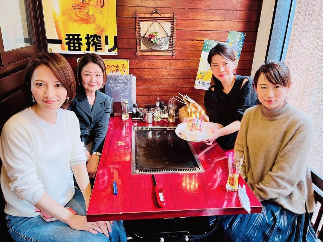 吉岡美穂のインスタグラム：「皆さま。 ありがとうございました！ お誕生日のお祝いをしていただきました^ ^ しかも、私があつかましくもリクエストさせて頂いたお好み焼きバースデー❣️ 皆が集まりやすい立地の良い美味しいお店を京子ちゃんが選んでくれたそうで、心遣いに感謝です^ ^ ケーキはなんと代官山ピカソルオーナーの小林みどりさんがグルテンフリーケーキを焼いてくださりしかも、2ホールも！【ピカソルのふんわり生地ができる秘密のレシピ、途中まで教えてもらったので続きは今度しつこく聞いてみます、ただ聞いても同じようには作れないわ、腕がかなり劣るのと我が家に石窯はないので、流石プロのお味でございます😍。】グルテンフリーケーキご馳走になったのに、お好み焼きはグルテンの塊🤣という…🙏  そして、そのケーキに京子ちゃんがバースデーの文字をいれてくれました！え？パティシエ？ってくらい綺麗な文字❣️ 流石、女子力が高い京子ちゃんです。 エミさんは←【元お医者さま👩‍⚕️】知的なお話を聞かせてくださいました^ ^ 私はお好み焼きを【んー、最高。】ってパクパク食べて飲んで、、、おしゃべり。 とてつもなく、しあわせなひと時でした。  本当に周りの方々に支えていただいています。 素敵な時間をありがとうございました^ ^ ご馳走様でした❤️😋  #亀井京子　ちゃん #ピカソル　 #ピーテンプル  @kyokokameiofficial  @picassol_official  @ptemple____  @igaryu_gibier」