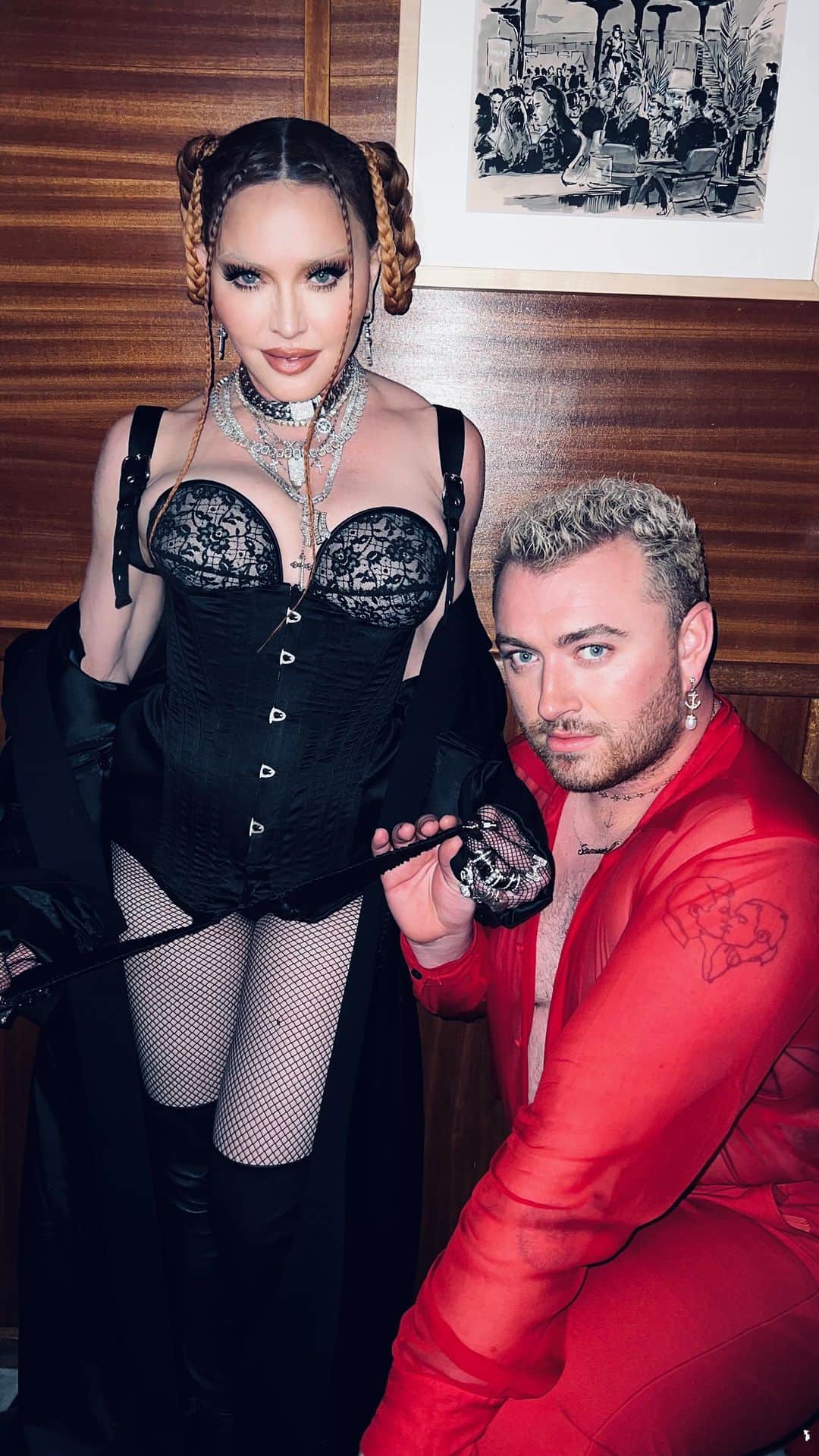 マドンナのインスタグラム：「It was an honor for me to Introduce.  Kim Petras and Sam Smith at the Grammys. I wanted to give the last award  which was Album  of the year, but I thought it was more important that I present the first trans- woman performing at the Grammys— a History  making  moment!! And on top of that she won a Grammy!! ♥️  Instead of focusing on what I said in my speech which was about giving thanks for the fearlessness of artists like Sam and Kim- Many people chose to only talk  about  Close-up photos of me Taken with a long lens camera  By a press photographer that Would distort anyone’s face!!   Once again I am caught in the glare of ageism and misogyny  That permeates  the world we live in.  A world that refuses to celebrate women past the age of 45 And feels the need to punish her If she continues to be strong willed,  hard-working  and adventurous.   I have never apologized for any of the creative choices I have made nor the way that I look or dress and I’m not going to start. I have been degraded by the media since the beginning of my career but I understand that this is all a test and I am happy to do the trailblazing  so that all the women behind me can have an easier time in the years to come.  In the words of Beyonce “ You-won’t break my soul”,   I look forward to many more years of subversive behavior -pushing boundaries-Standing up to the patriarchy -and Most of all enjoying my life.   Bow down bitches! 💃🏼🪩🎤💄🎼👠」