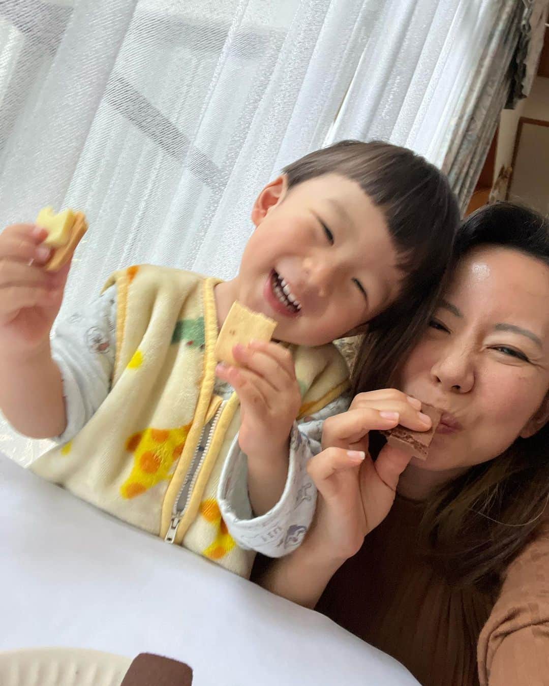 長嶺菜菜子のインスタグラム：「⁡ 【好きなもので自分を満たす】 ⁡ 私の好きなスイーツのひとつ カカオアッセ🍫 ⁡ ひとり時間のおともに必須なスイーツ ⁡ 贅沢に3つの味をひとりで堪能するのが 毎回の楽しみ🤭 ⁡ 3つも食べちゃった！ってなるけど、 好きなもので満たされるから それだけでご機嫌になる💓 ⁡ 単純なんだけど、これが大事🍀 ⁡ ⁡ 今回はルイとおやつタイムを楽しんだ🧁🤍 ⁡ 美味しいもののシェアは 嬉しさも楽しさも笑顔も倍になって 幸せのエネルギーが高まる ⁡ ルイもご機嫌、私もご機嫌🫶 ⁡ そうやって良い気持ちのシェアをして ご機嫌でいられる時間を増やしていく🕊🤍☁️💭 ⁡ ⁡ ⁡ そして、カカオアッセは プレゼントをすると喜んでくれる人が多くて ⁡ 自分の好きなものを 好きな人にシェアできること、 相手が喜んでくれることが 本当にすごく嬉しくて 喜んでくれる姿を見て私も幸せ✨🫶 ⁡ ⁡ 普段プレゼントしたことがない人にも、 これからバレンタインデーやホワイトデーもあるし すごくおすすめなスイーツ👌🏻 ̖́-‬ ⁡ @edelweiss.okinawa  ＿＿＿＿＿＿ #自分を満たす #好きなもので満たす #PR #チョコスイーツ #カカオアッセ #沖縄スイーツ #バレンタインスイーツ #沖縄ママ #育児ママ #子供に伝えたいこと」