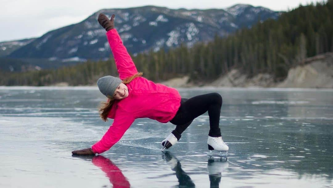 ナターシャ・ピュリッチのインスタグラム：「Shoutout to @elysiamariee  for making it look like I can do cool things. 😉💕📸   #skatecanada #skatealberta #albertarockies #kanaskiscountry #figureskating #auraboots #johnwilsonblades #figureskating」