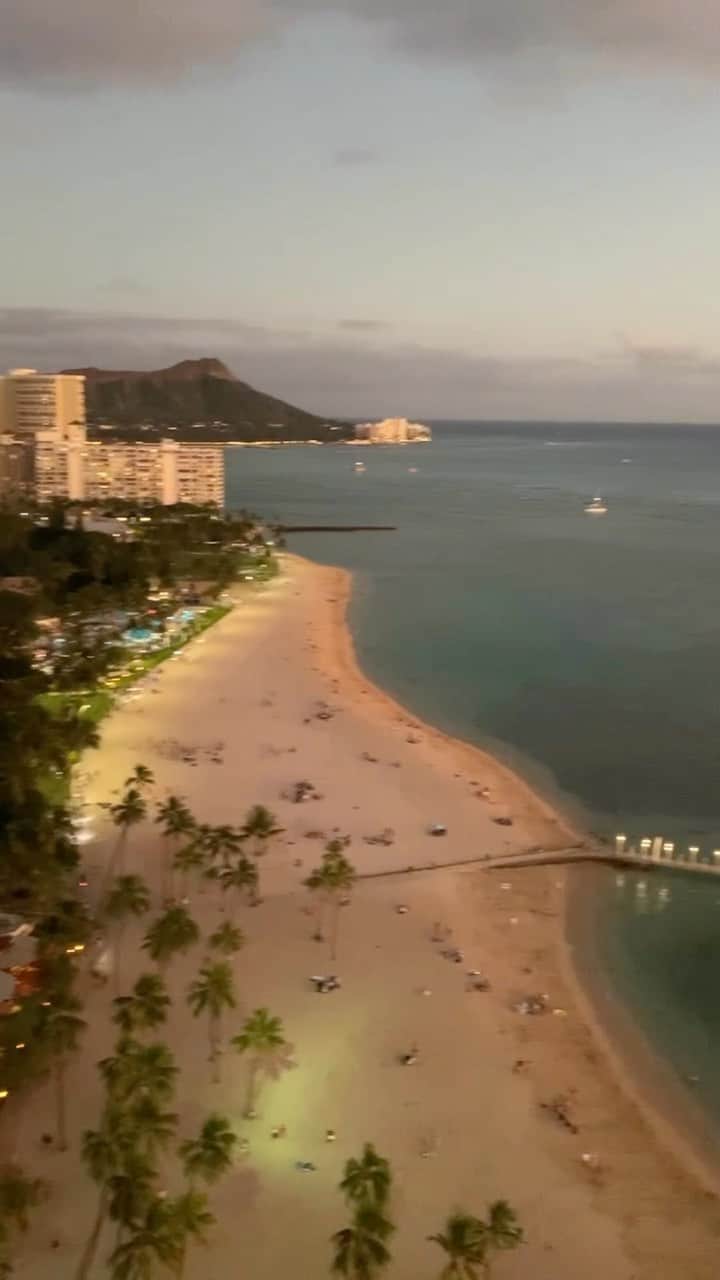 間瀬ゆきのインスタグラム：「夕焼け時のハワイ  hiltonのレインボータワーのお部屋からの眺め💙  @hiltonhawaiianvillage  @hiltonhawaiianvillage   #hawaii #ハワイ #過去動画 #ハワイ旅行  #hiltonhawaiianvillage」