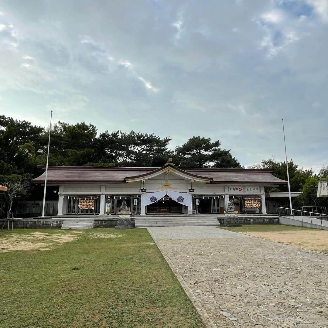 林輝彦のインスタグラム：「おはようございます。 林輝彦です。  今日は#沖縄県護国神社 を参拝しました。  ご英霊に哀悼の誠を捧げて参りました。  そして！桜が咲いていてびっくり🌸  #沖縄#沖縄県護国神社#桜」