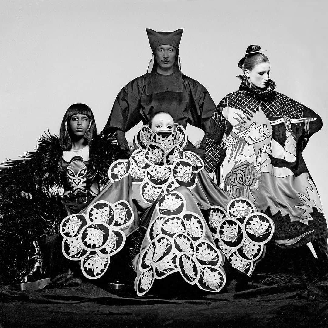 山本寛斎のインスタグラム：「. Happy 79th Kansai Yamamoto!  We post "KANSAI YAMAMOTO" mostly focusing on the archives on @kansaiyamamoto from today.  本日より、"KANSAI YAMAMOTO"のアーカイブ作品を中心に、@kansaiyamamotoでも発信していきます。 . . . #1971 Photograph by Clive Arrowsmith @clive_arrowsmith  #kansaiyamamoto #brand #fashion」