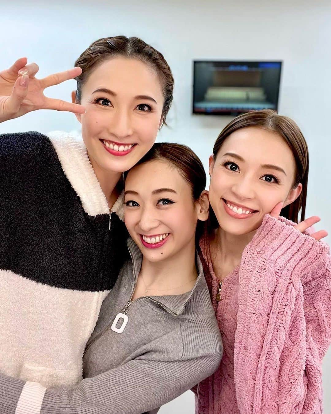 音波みのりさんのインスタグラム写真 - (音波みのりInstagram)「皆様  お久しぶりの投稿となります。  やっと、ここまで… やって参りました。  写真は 今回妹チームとして 3人で、 沢山高め合い、助け合い 有難い結束力で 2人と共に過ごせた事、 あゆっちとみりおんが 居てくれてどれ程、 心強かったか… いっぱい、いっぱいの私に 3人揃うのは、 川越公演までないからと、 記念撮影にも誘ってくれて😭 感謝しています。  ※写真の時だけマスク外しています。  川越で一緒に共演出来る日を心待ちに、頑張ります😤  宝塚を卒業して 初めての舞台作品。 初めて共演させて 頂く方ばかり。 初めてのシアタークリエ。  手探りの日々でしたが、 温かい共演者の方々、 スタッフの皆さんに 沢山支えて頂き、 CLUB SEVEN 20th 本日、初日を迎えます。  私の初日は 明日のソワレとなりますが、 今から、初全通しをして来ます。  行ってきます🤗」2月8日 9時25分 - minoriotohaofficial.2022