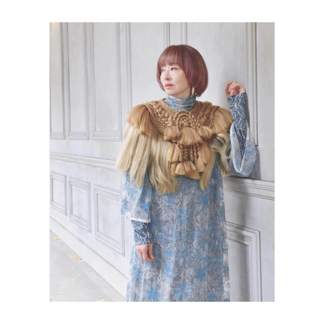 松雪泰子さんのインスタグラム写真 - (松雪泰子Instagram)「夕暮れに、手を繋ぐ #浅葱塔子 #fashion  #4話 @fumietanaka_jp  @maisonvalentino」2月8日 9時34分 - yasukomatsuyuki_official