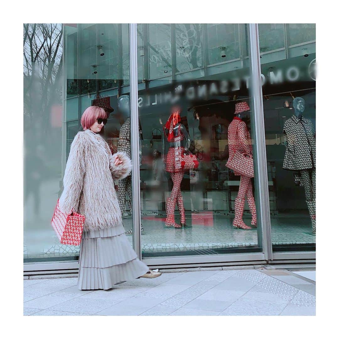 松雪泰子のインスタグラム：「夕暮れに、手を繋ぐ #浅葱塔子 #fashion  #4話 @fumietanaka_jp  @maisonvalentino」