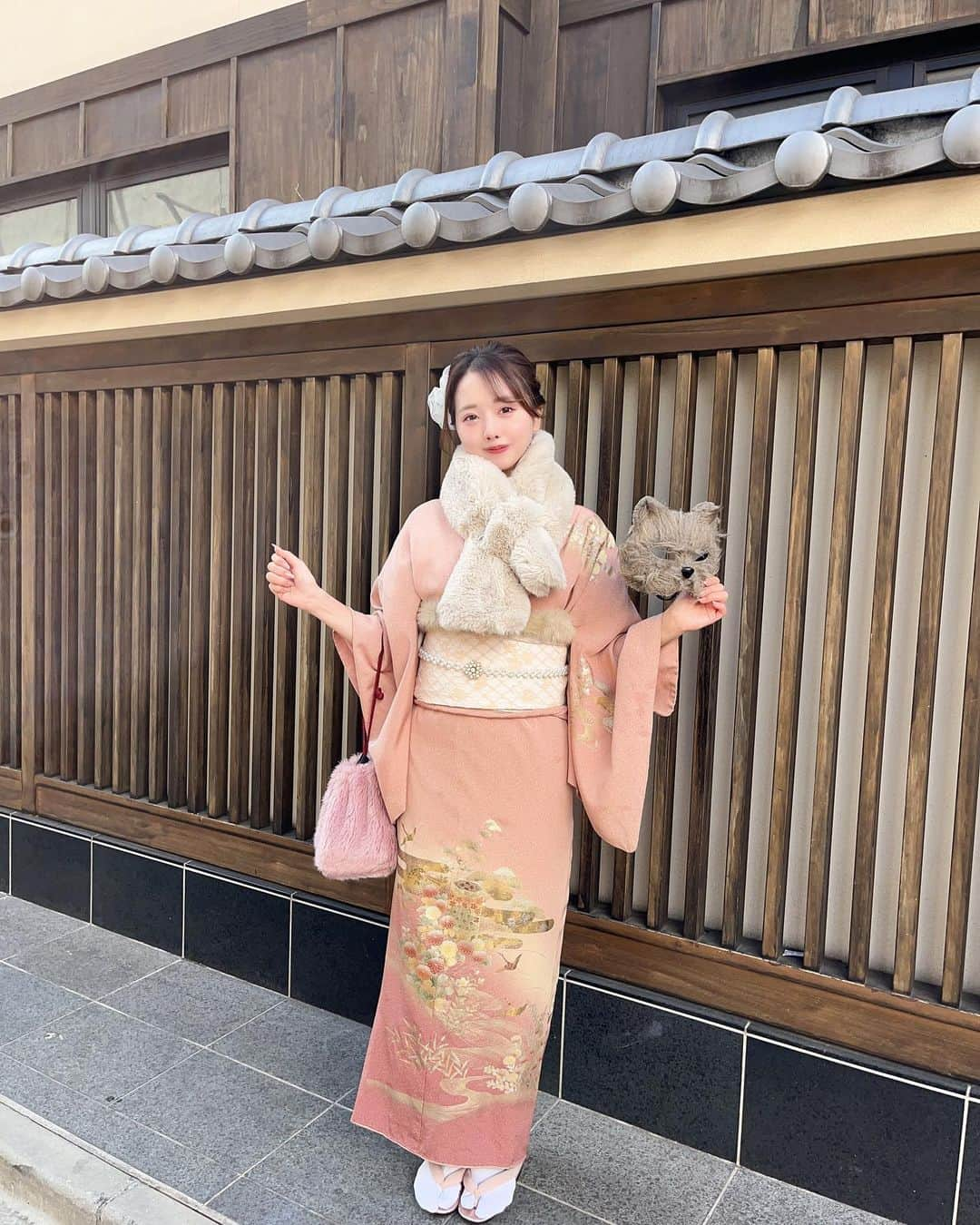 加藤ゆりなさんのインスタグラム写真 - (加藤ゆりなInstagram)「久々に浅草散策した~🫶🏻  もうそろそろバレンタインだからはじめてピンクの着物選んでみた👘🍫  @rikawafuku さんで借りたよ🎀 種類豊富すぎて最終的に選ぶのにかなり時間かかった😂笑  冬は首元にふわふわつけれるからテンション上がった😮‍💨🫶🏻  #梨花和服 #浅草 #浅草着物 #浅草着物レンタル #着物レンタル　#着物ヘア #浅草着物」2月8日 18時00分 - _yuringo_