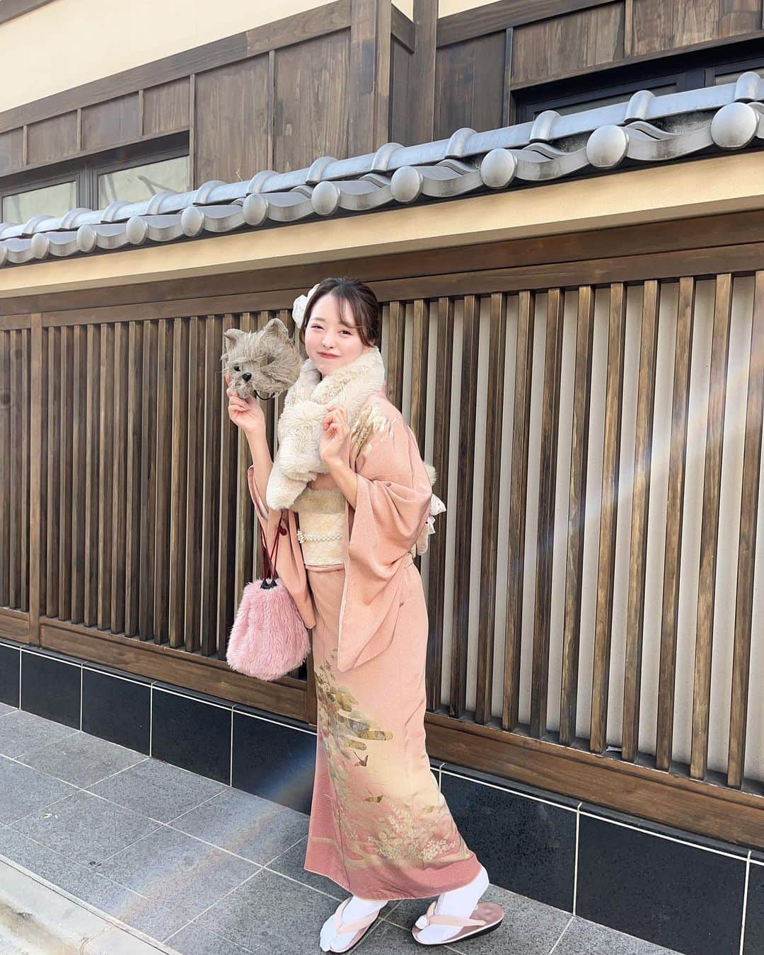 加藤ゆりなさんのインスタグラム写真 - (加藤ゆりなInstagram)「久々に浅草散策した~🫶🏻  もうそろそろバレンタインだからはじめてピンクの着物選んでみた👘🍫  @rikawafuku さんで借りたよ🎀 種類豊富すぎて最終的に選ぶのにかなり時間かかった😂笑  冬は首元にふわふわつけれるからテンション上がった😮‍💨🫶🏻  #梨花和服 #浅草 #浅草着物 #浅草着物レンタル #着物レンタル　#着物ヘア #浅草着物」2月8日 18時00分 - _yuringo_