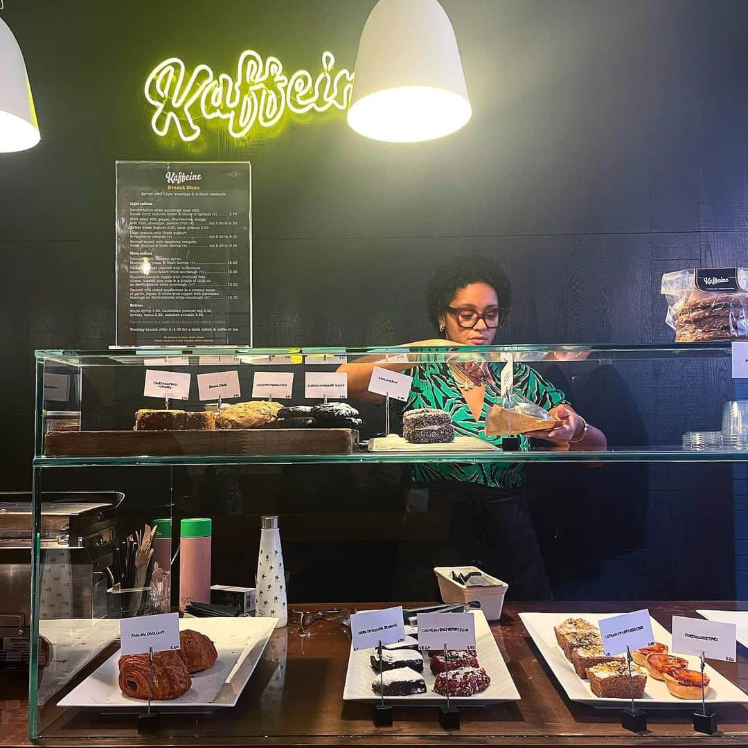 のインスタグラム：「My favourite latte best 5 in London☕️ @kaffeinelondon  @monmouthcoffee  @rosslyncoffee  @drinkatnola  @ozonecoffeeuk  勝手に選んだ好きなコーヒー、全部好きだからどれが1番とかはないけど、飲んだ瞬間の口当たりとかコーヒーの味が好みな5つをしぼってみた☺️あまり普通のミルクは飲まないからだいたいオートかソイでラテかフラットホワイトを頼む事が多い☝🏻ロンドンはコーヒーが本当に美味しいから休みの日に飲むのがしあわせな時間🫶🏻 #london#coffee#londoncafe#londoncoffeeshops」