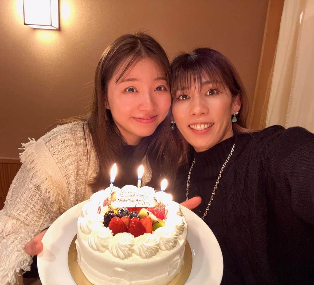 青山あみのインスタグラム：「@saori___yoshida  久しぶりに会えた！☺️💖 変わらず、終始笑ってました笑 二人の思い出ある　お寿司屋さん🍣 @mishukunosushi_en  さおりんっ お祝いありがとう🫶💕 だいすきよ💋」